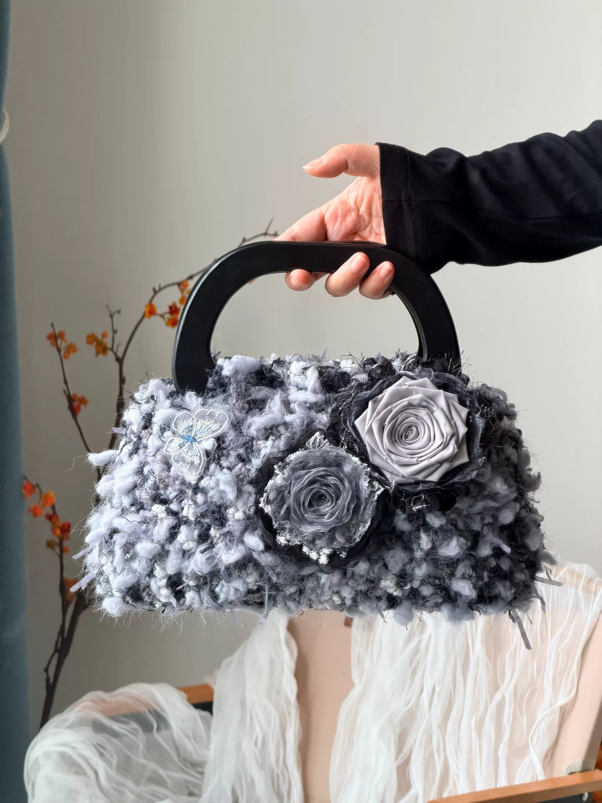 Borsa all'uncinetto con applique floreali