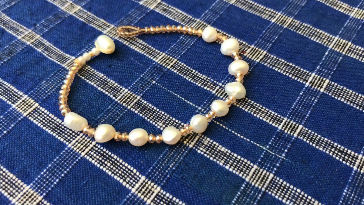 Pulsera de perlas barrocas hecha a mano con cuentas doradas