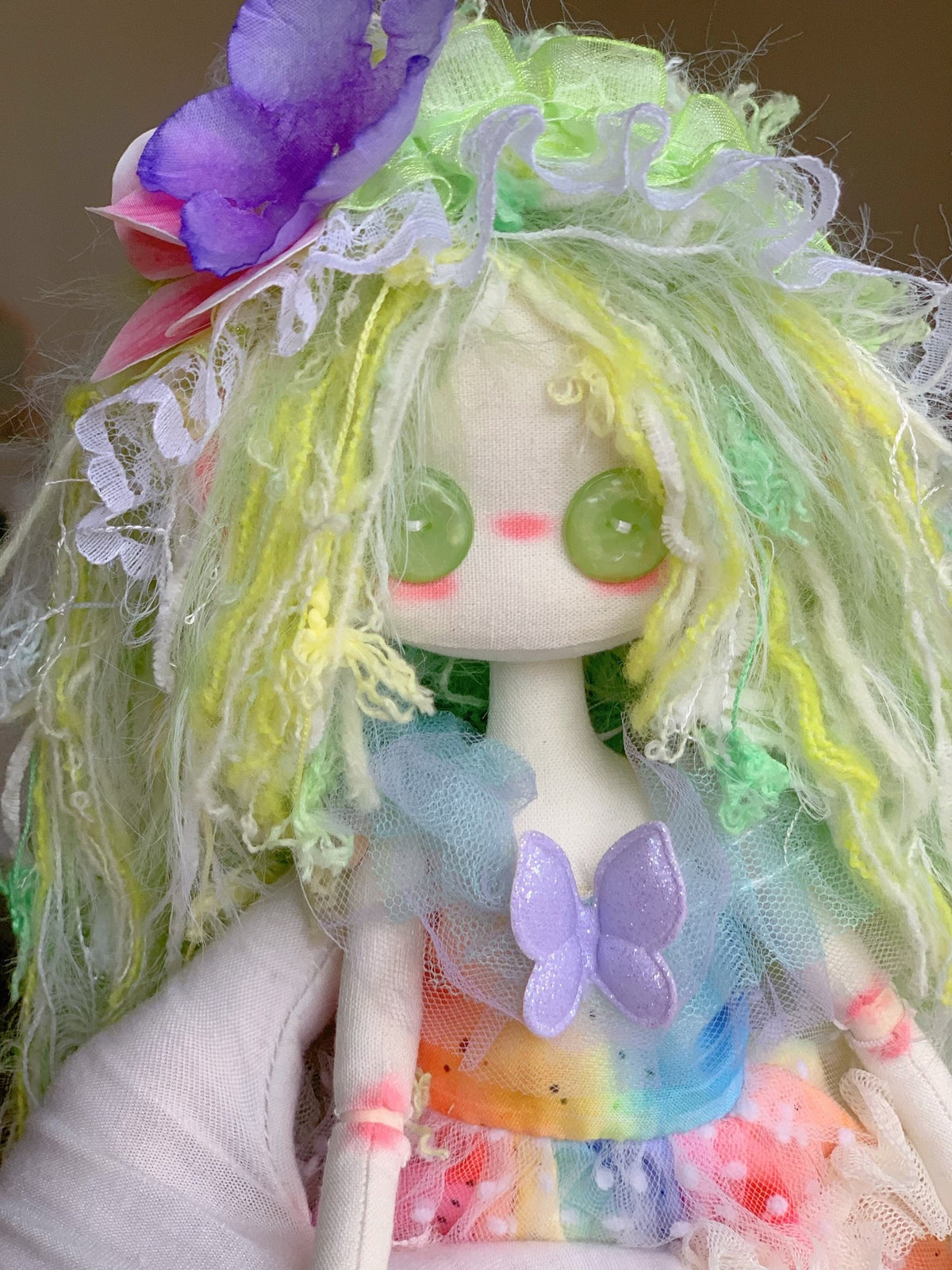 Muñeca de tela artesanal de fantasía con hilo pastel