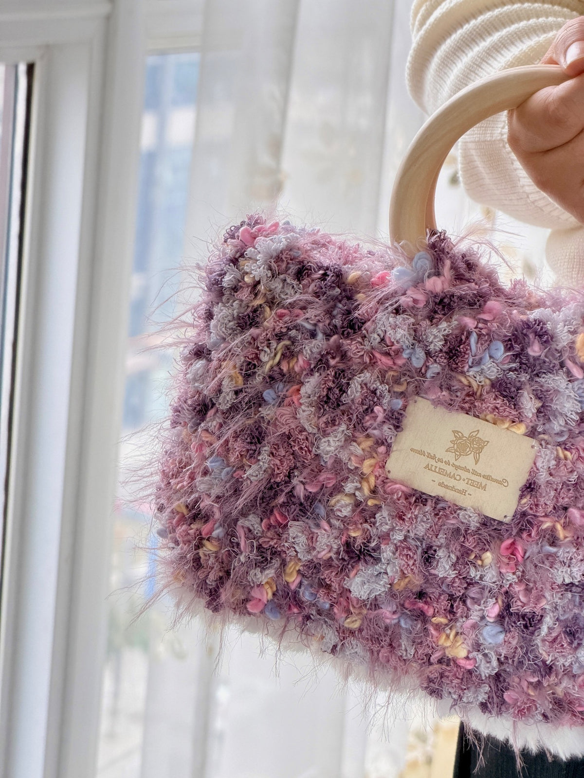 Handgefertigte Häkeltasche mit Holzgriffen