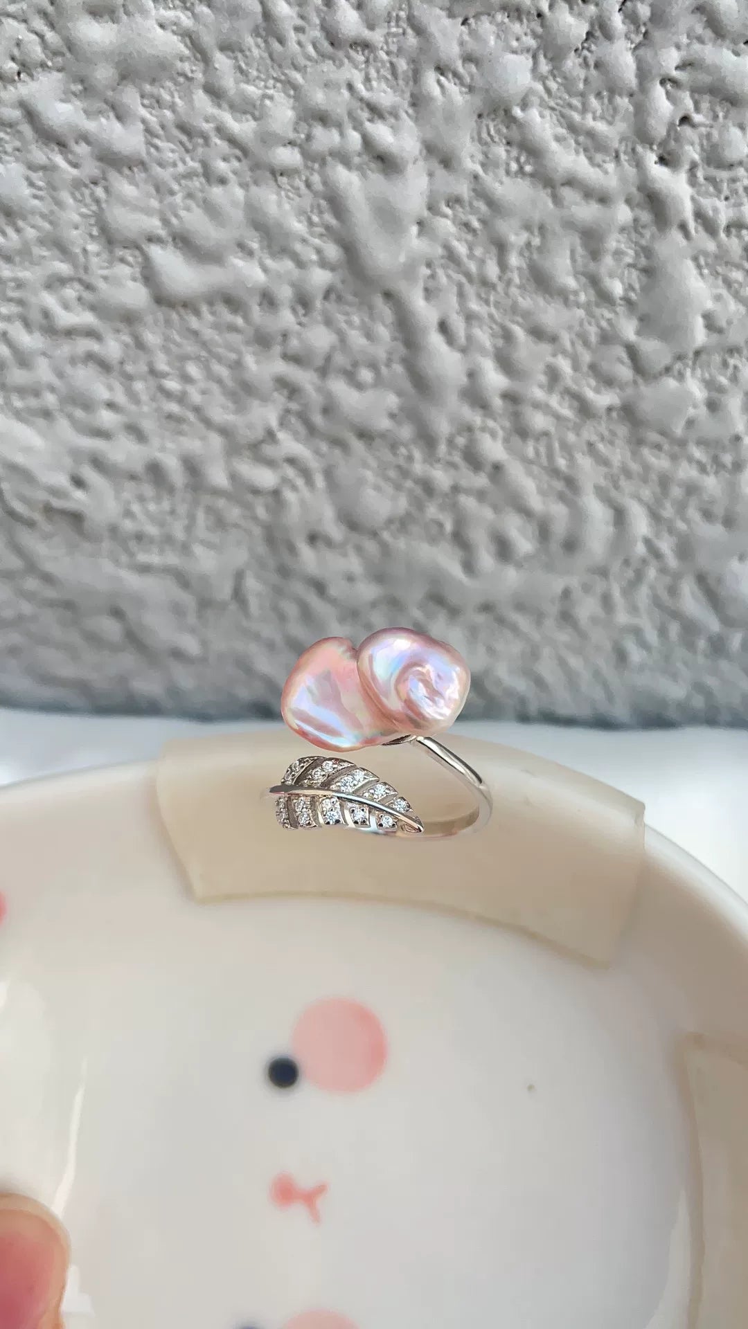 Anillo de perla barroca y hoja en plata de ley 925