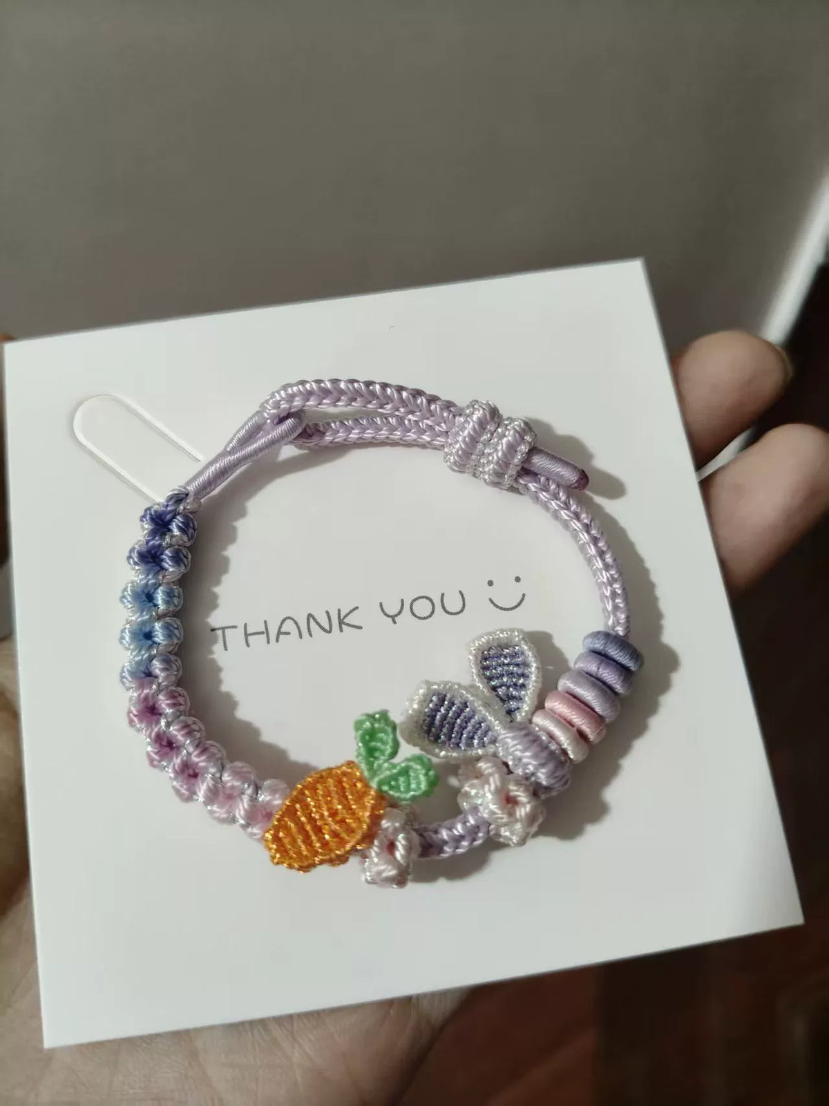 Handgemaakt paars gevlochten armband met wortel en konijn charm