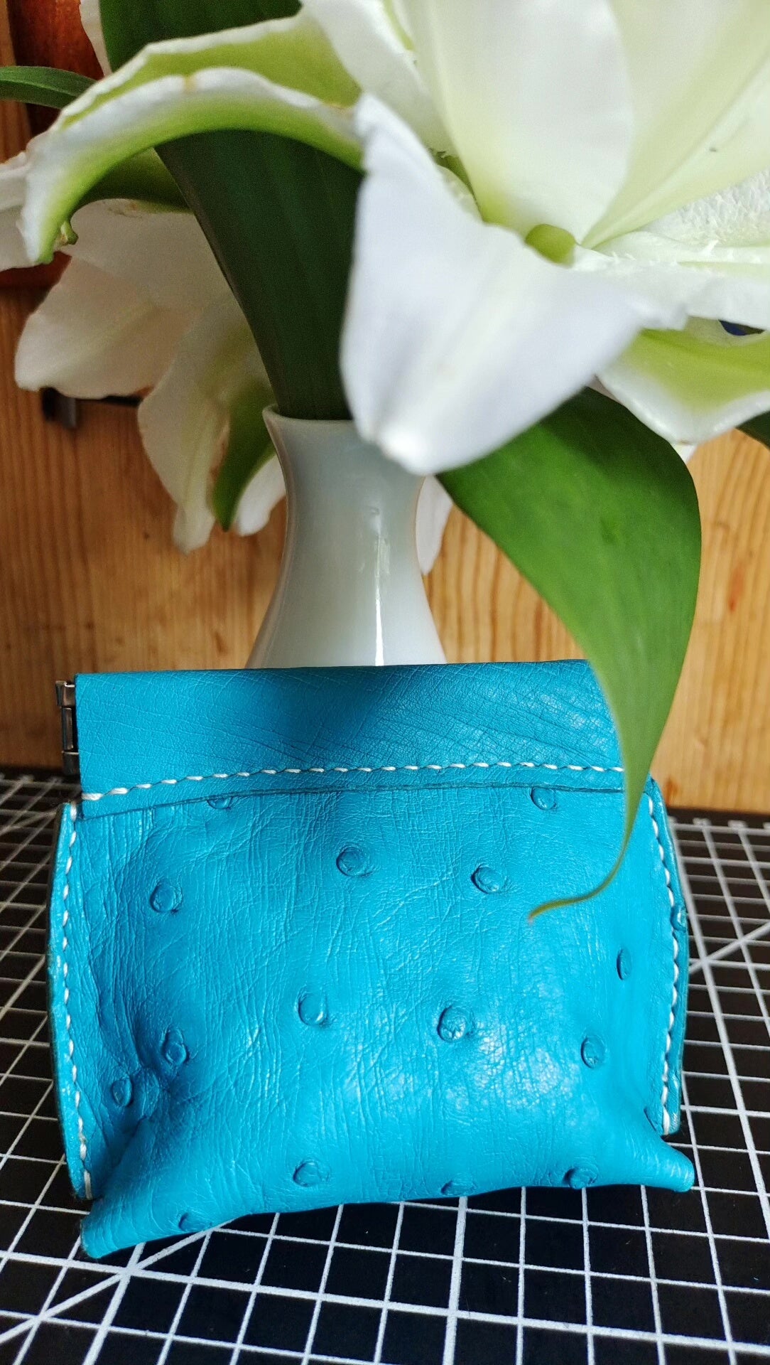 Borsa a sacchetto in pelle di struzzo blu pavone