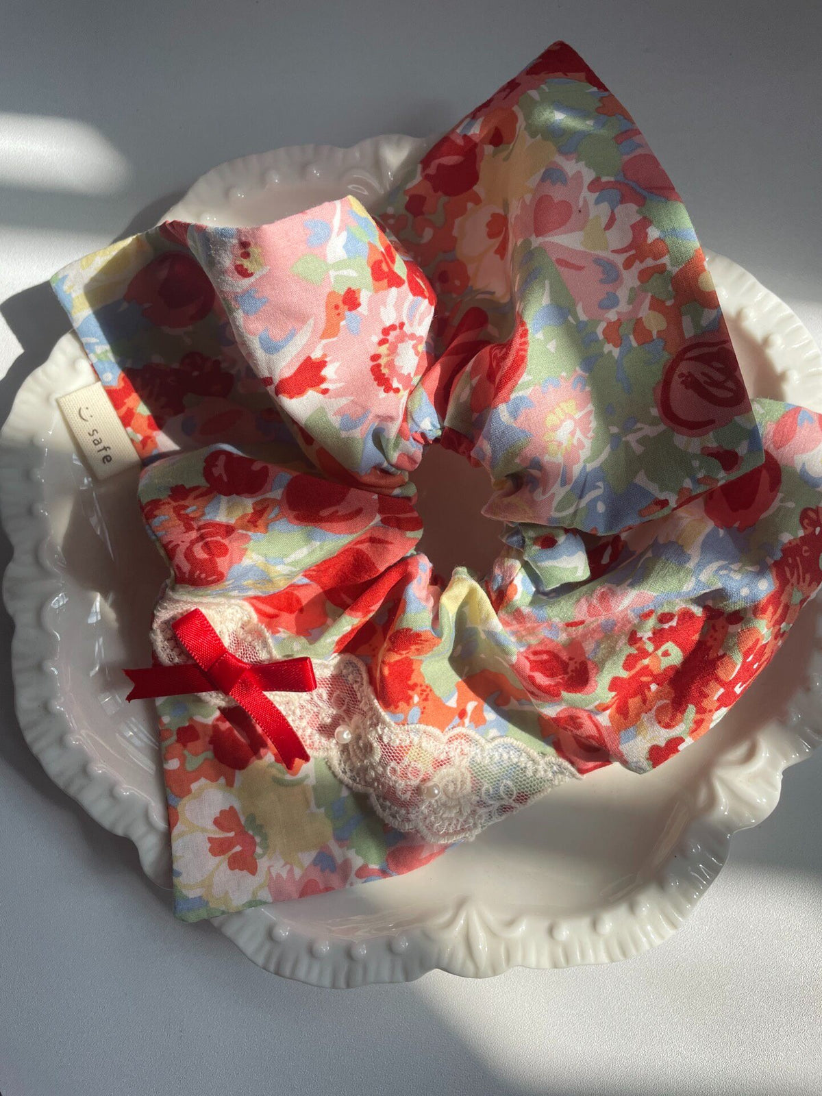 Handgefertigter roter Blumen-Schal-Scrunchi mit Spitze