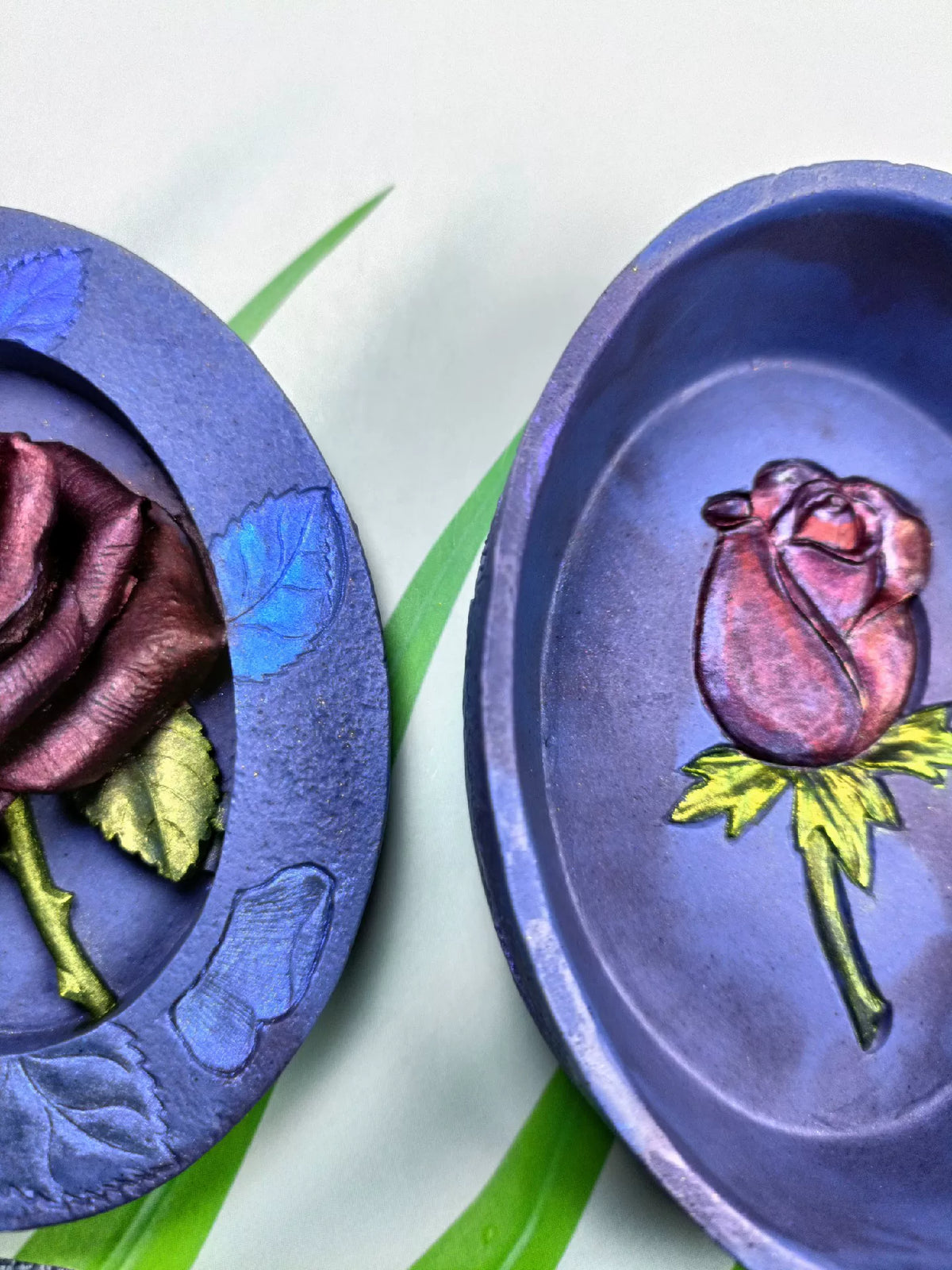Kreisförmige Dekativform mit blau-violetem Rosenmotiv