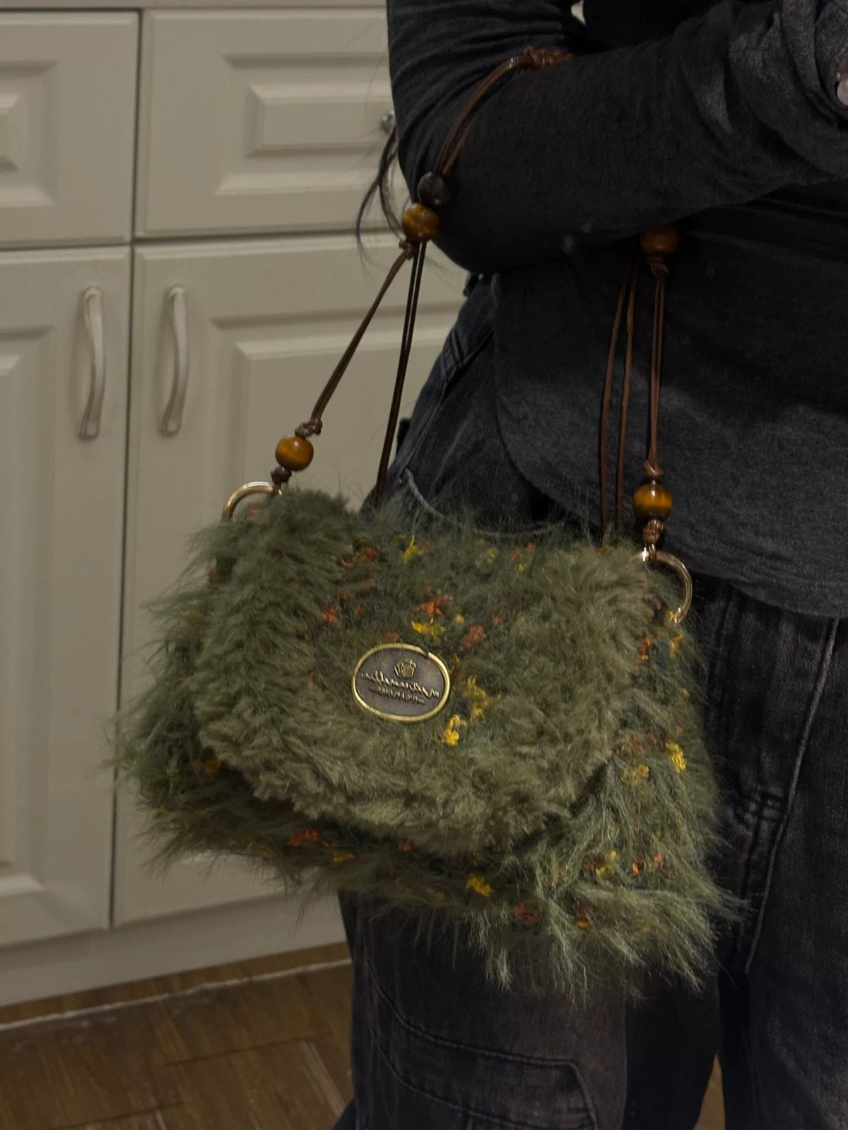 Kleine flauschige grüne Häkelhandtasche