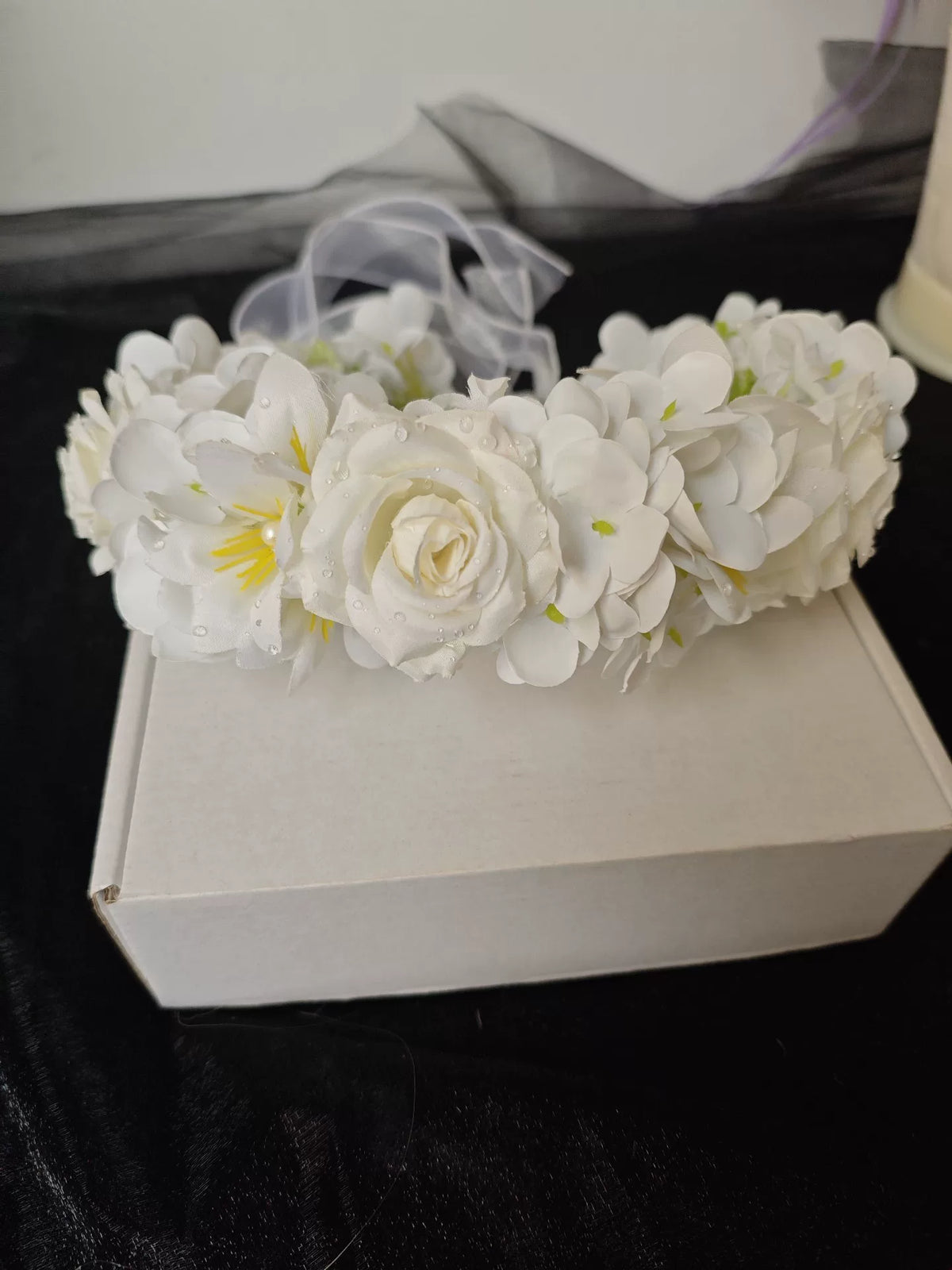 Kvit handgjord blomsterkrans med rosor och liljor