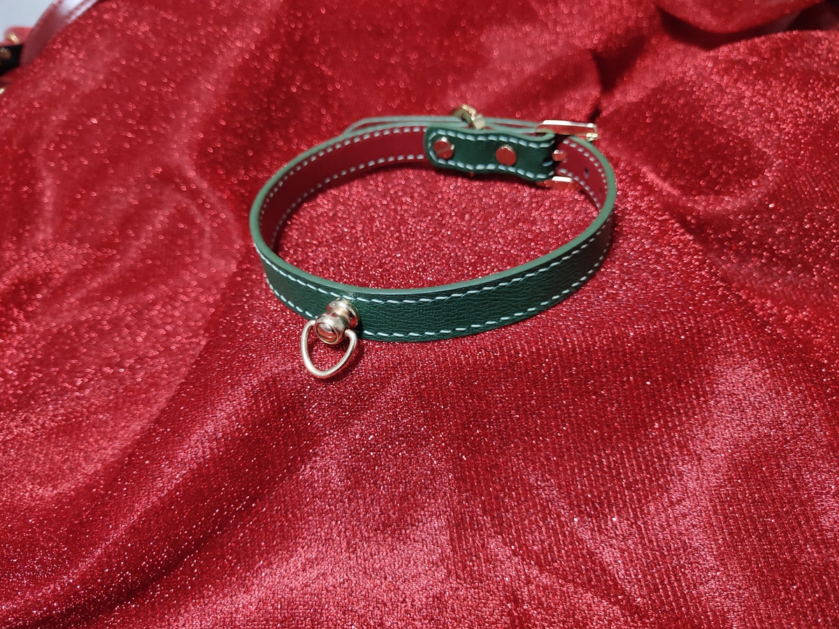 Handgjort smaragdgrönt läderhalsband med rött fårskinnsfoder