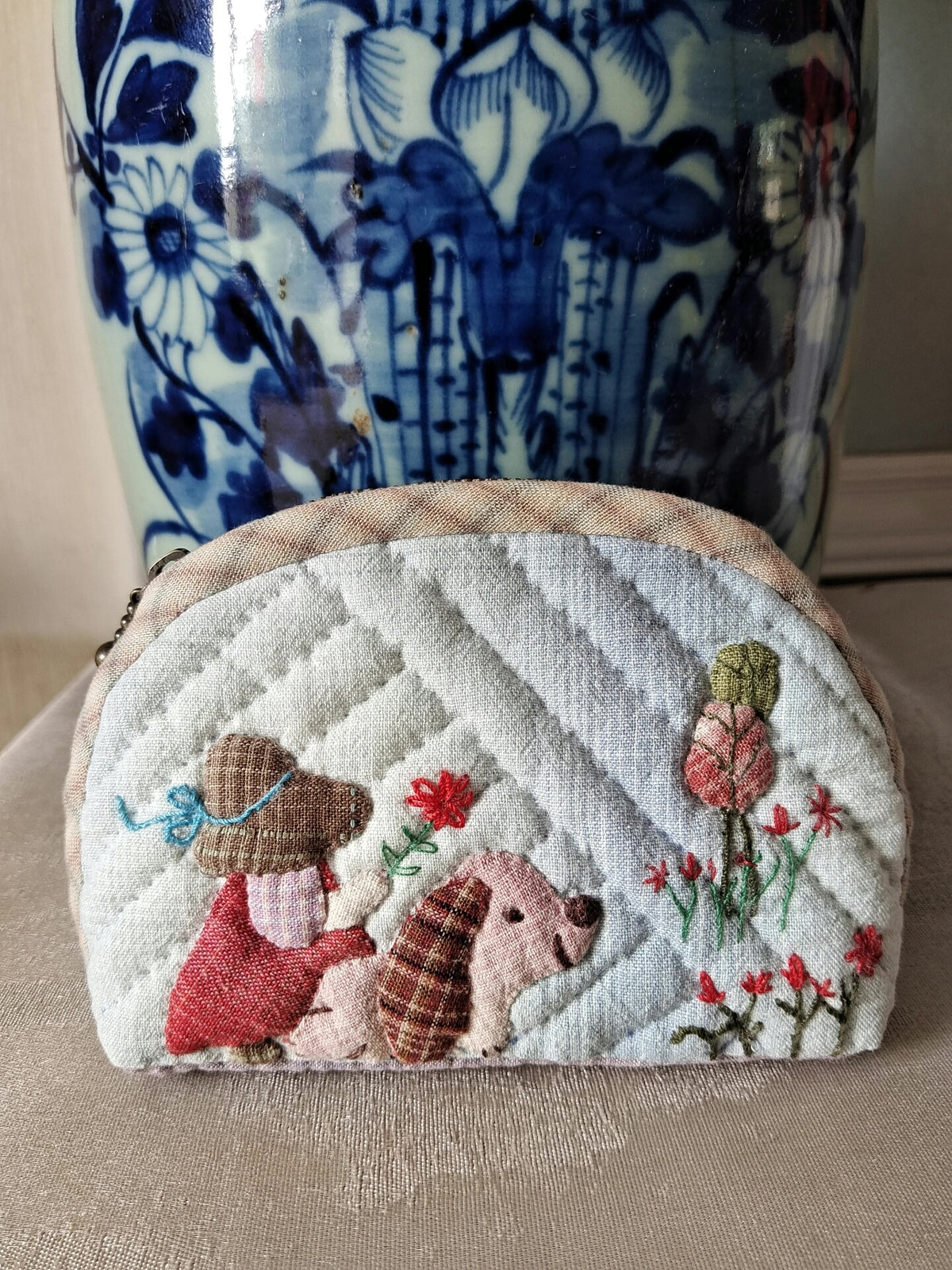 Astuccio a forma di conchiglia in cotone tinto in filo 15cm