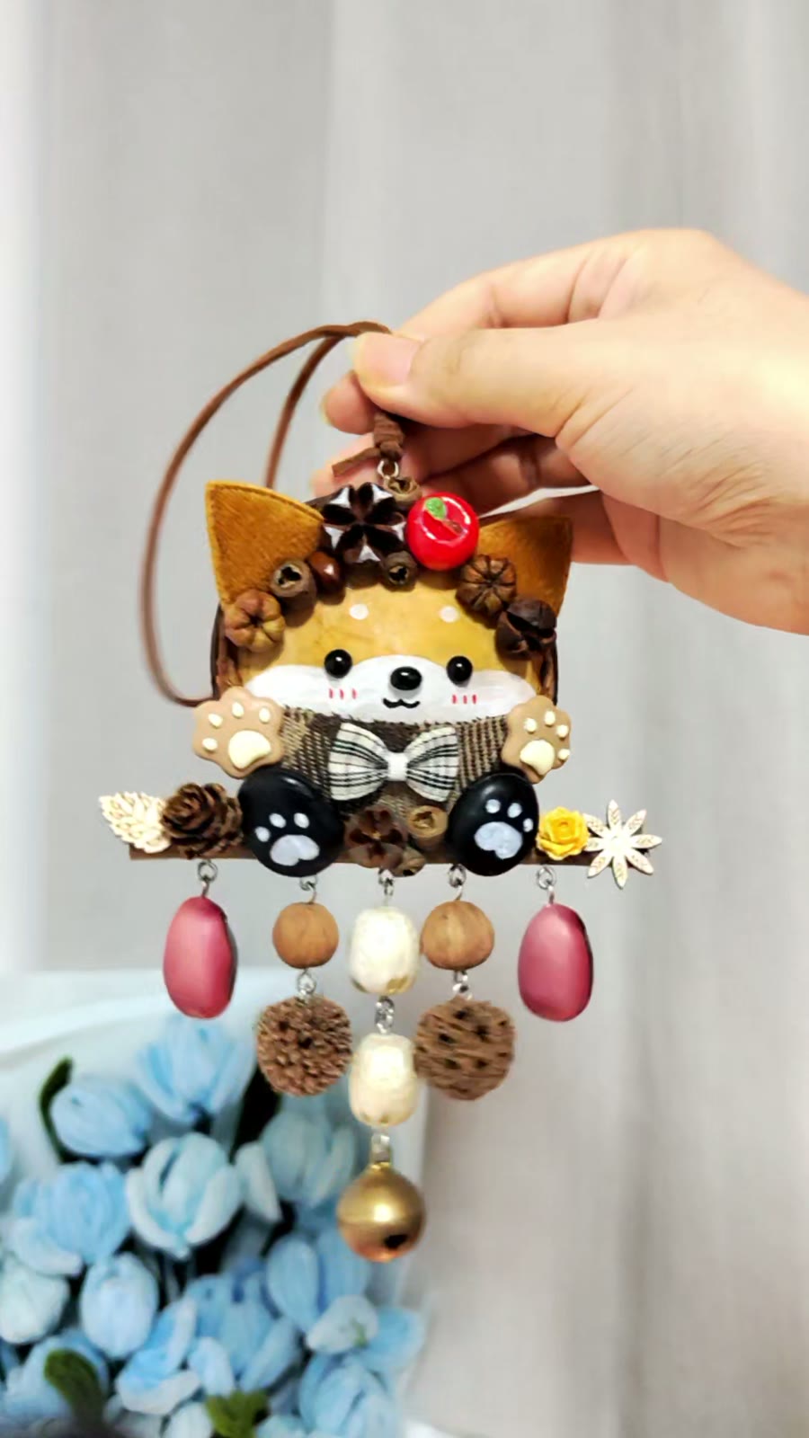 Adorno colgante de Shiba Inu en vaina natural hecho a mano