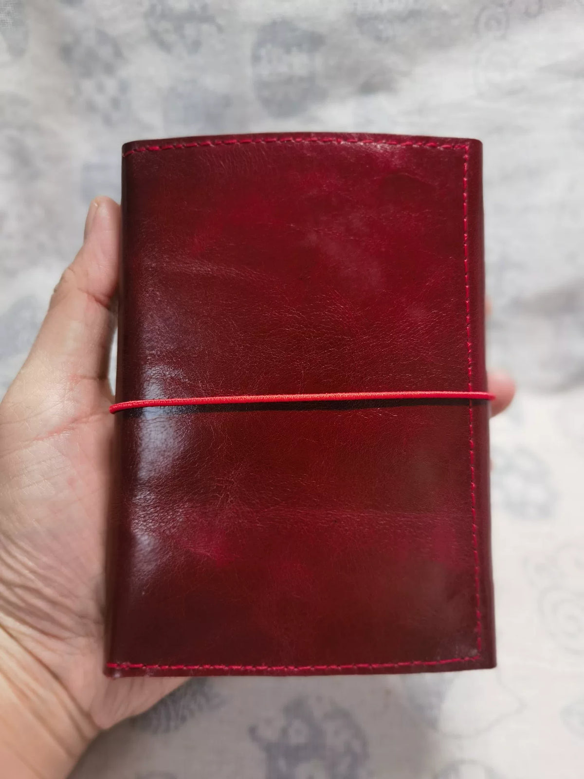 Funda para libreta de viajes tamaño pasaporte en cuero encerado vino intenso