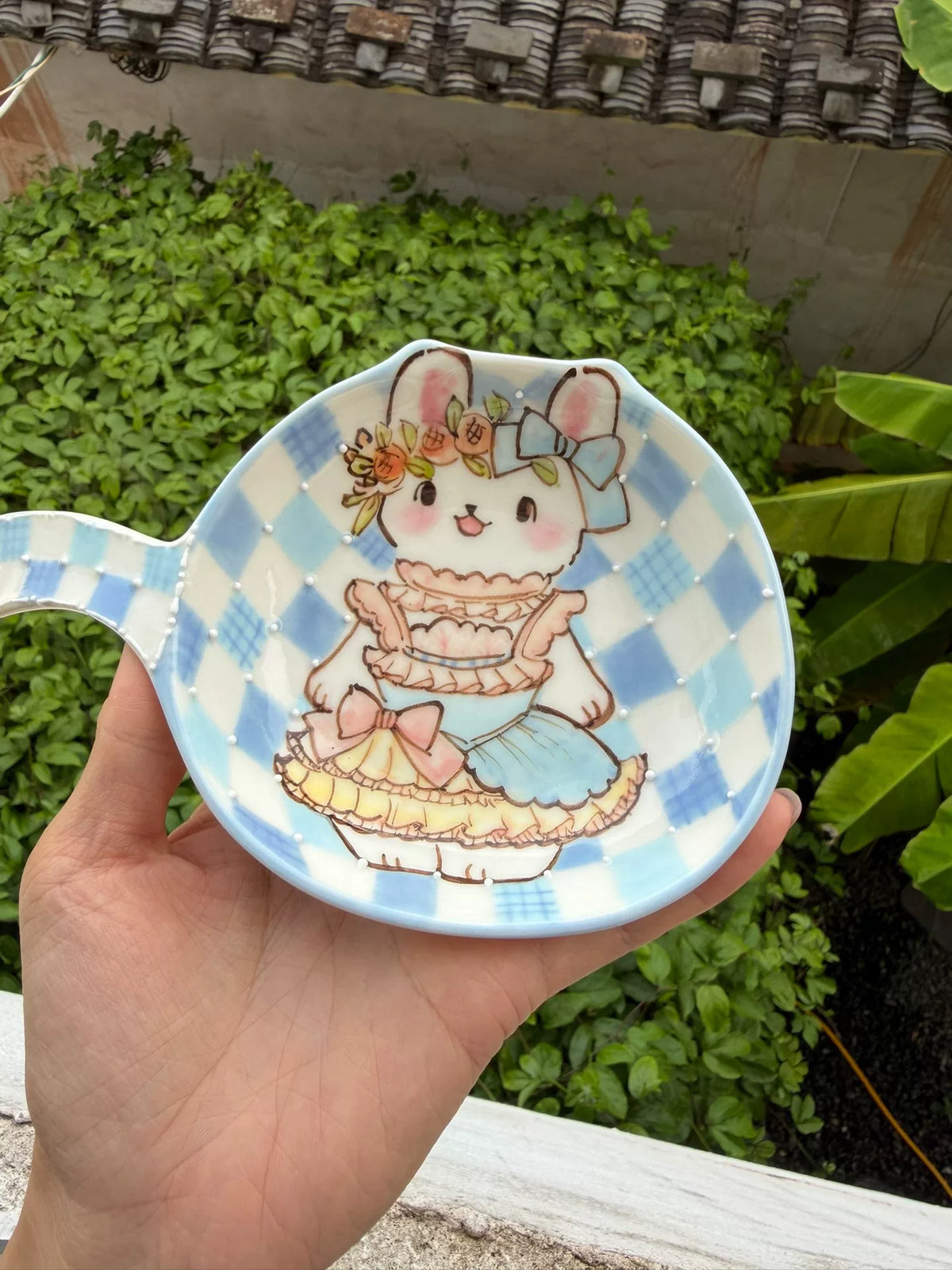 Handgefertigte Keramik-Hasenschale Blau Gingham