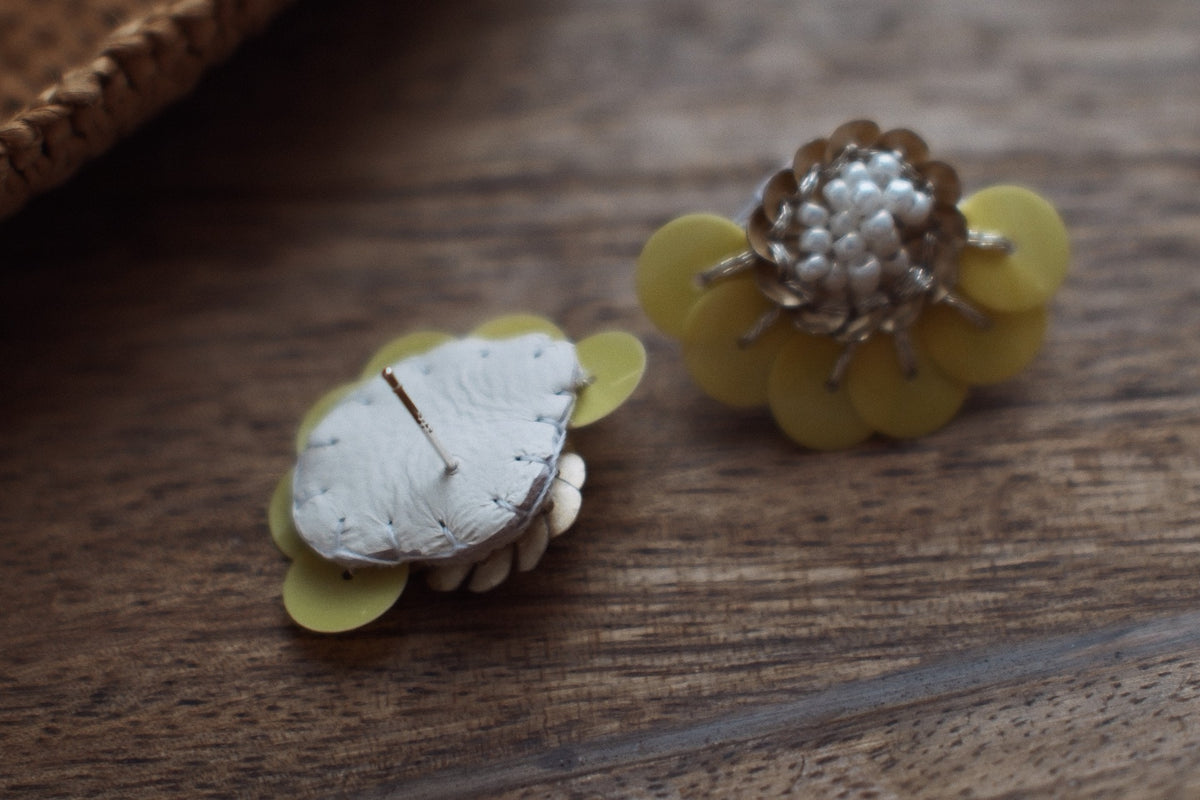 Handgefertigte Vintage-Pailletten-Gänseblümchen-Ohrringe