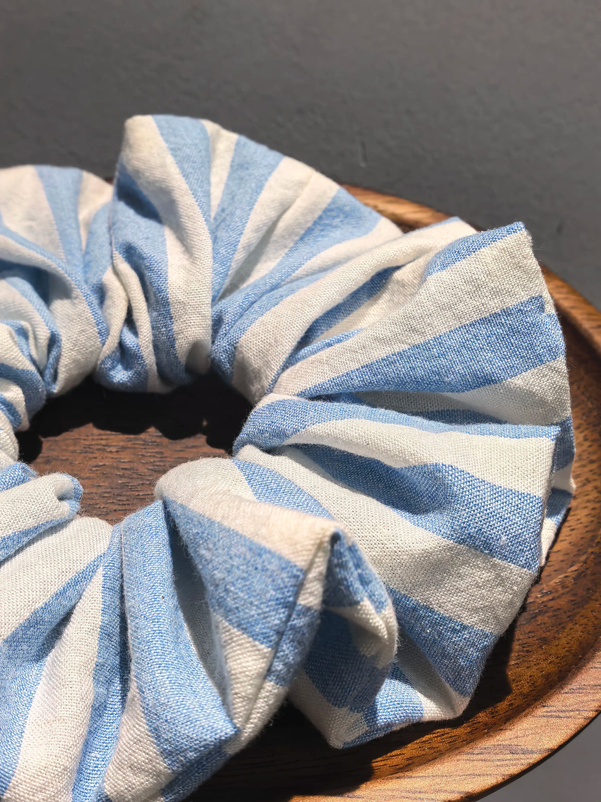 Blau gestreiftes Baumwoll-Scrunchie Haarring