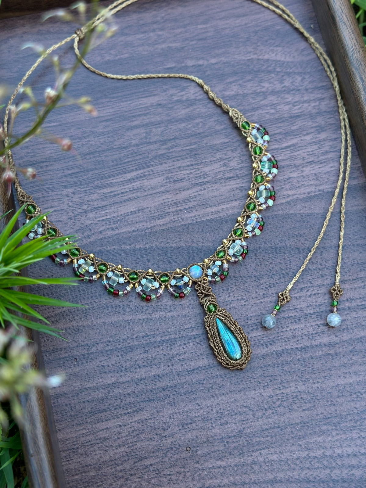 Colar de Macramê de Labradorite Feito à Mão