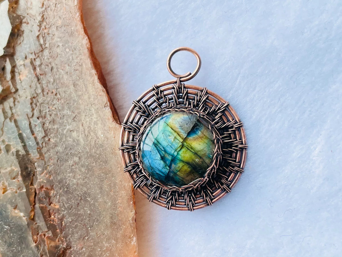 Pendentif artisanal en labradorite avec monture en fil torsadé