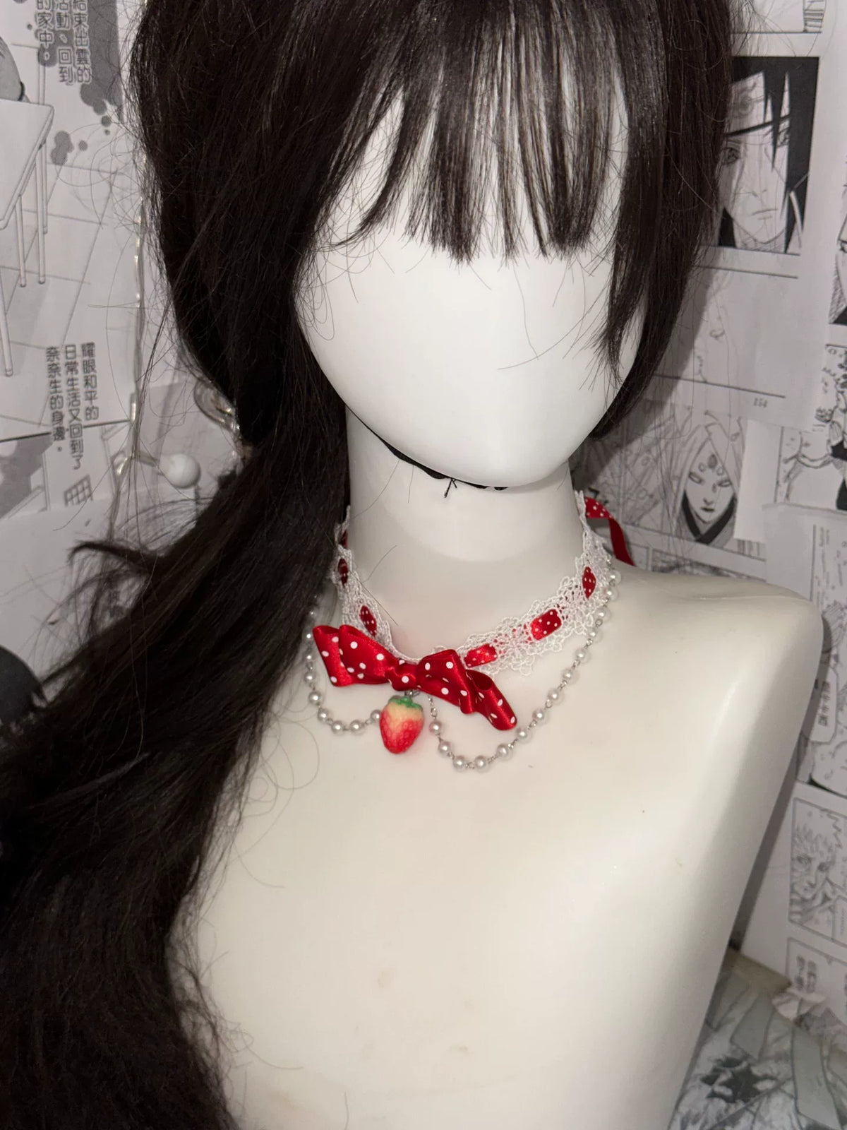 Collar Choker de Encaje Blanco y Fresa