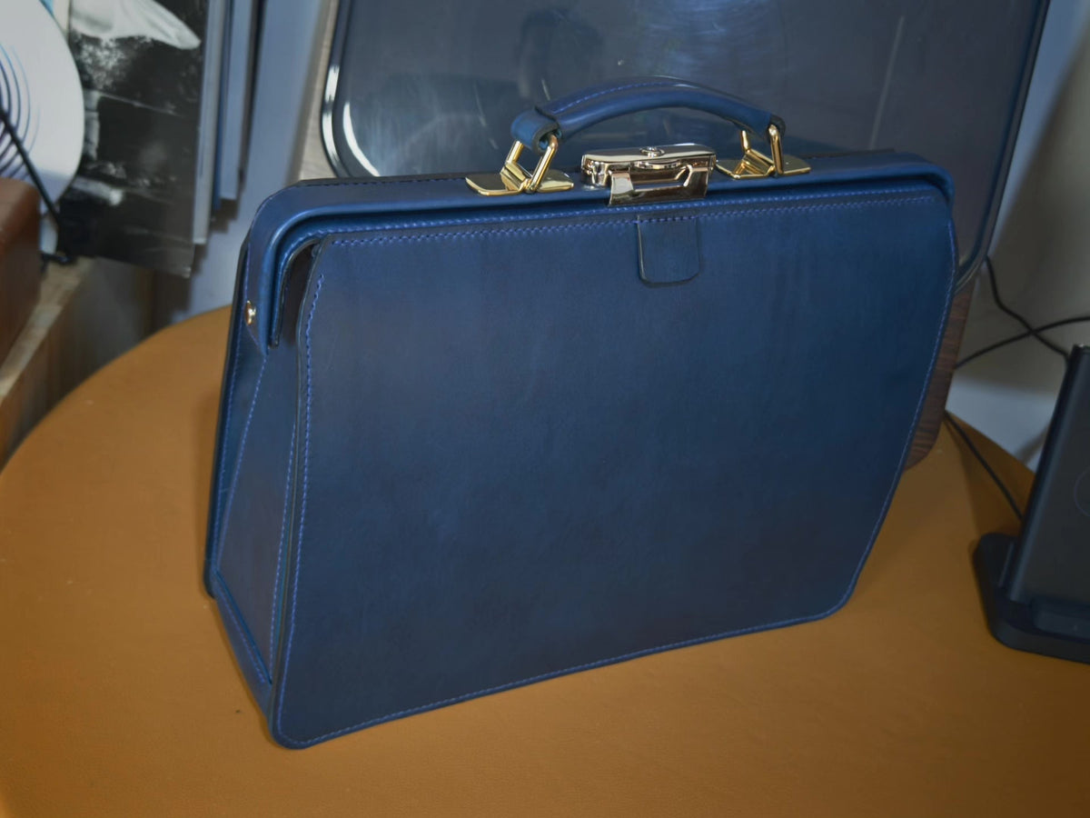 Borsa da medico in pelle blu navy fatta a mano