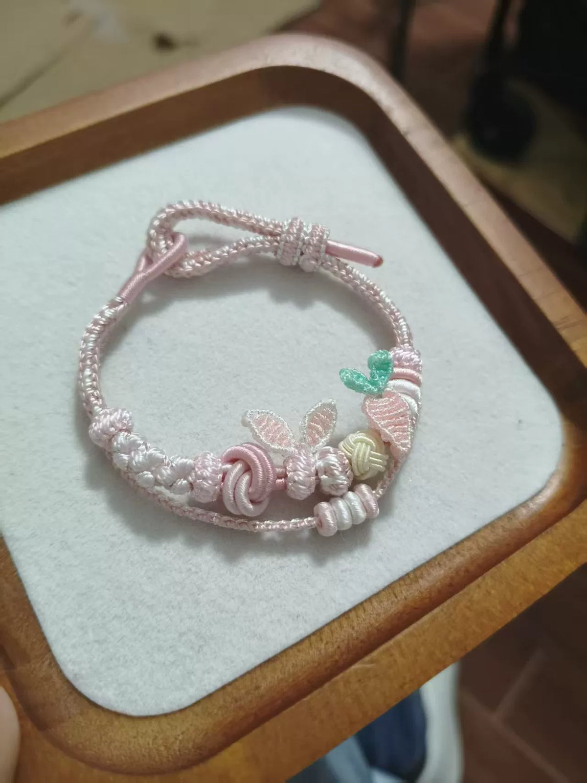 うさぎとニンジンのチャーム付き 手編みピンクグラデーションブレスレット