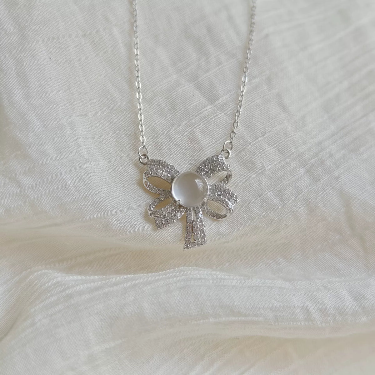 Sterlingsilber Schleifenhalskette mit milcheiweißem Edelstein