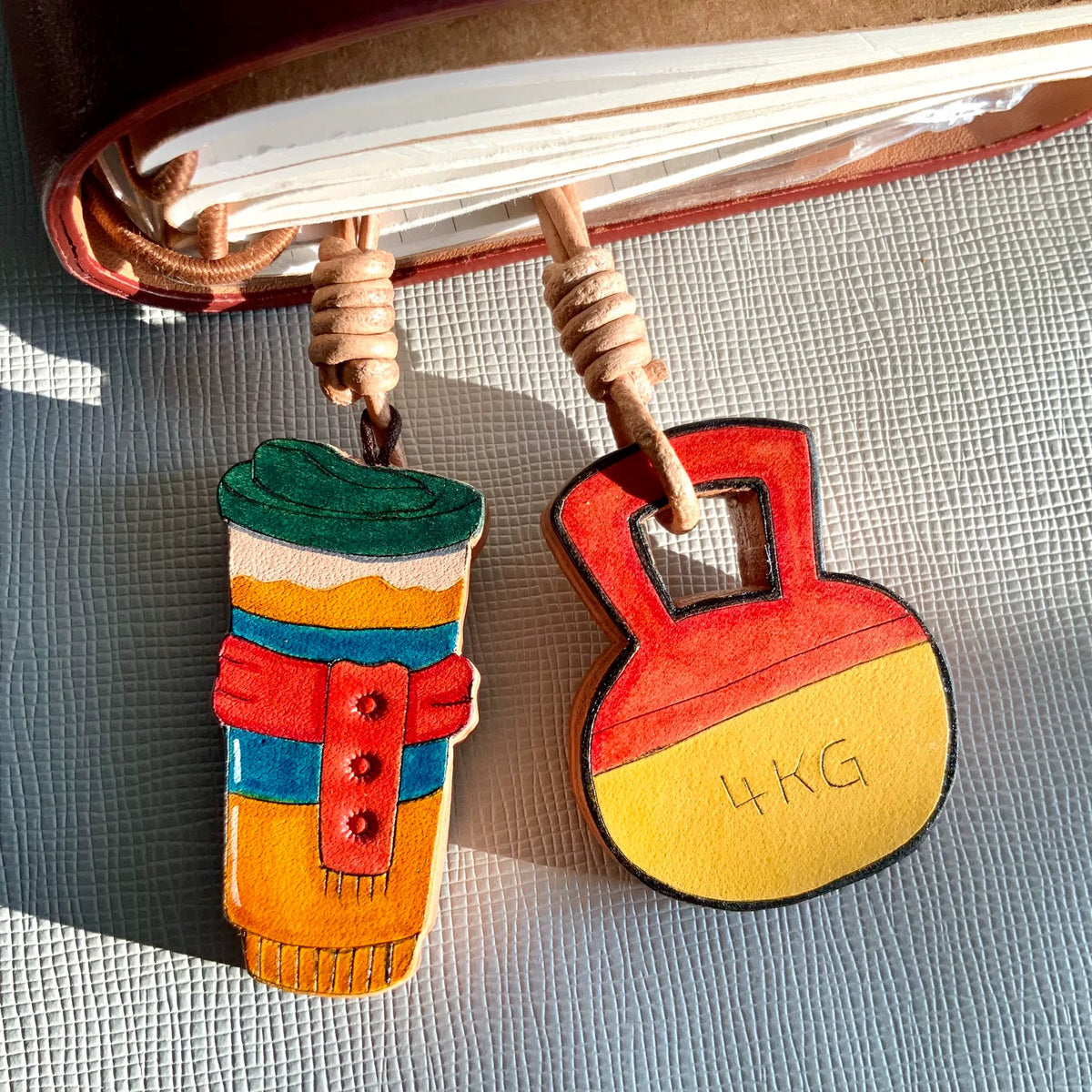 Handgesneden lederen charm set