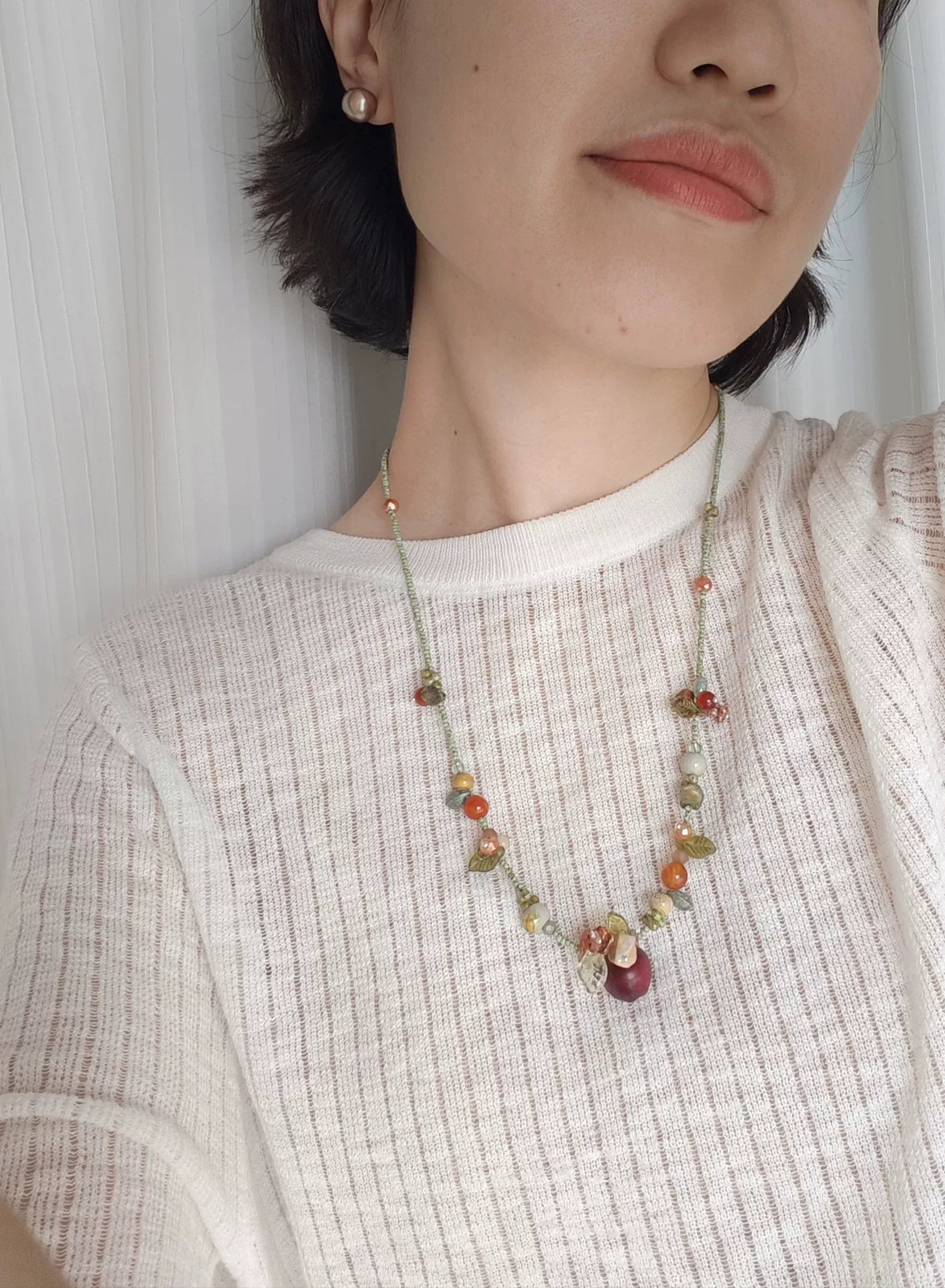 Handgjort halsband med äpple i resin och tjeckiska glaspärlor