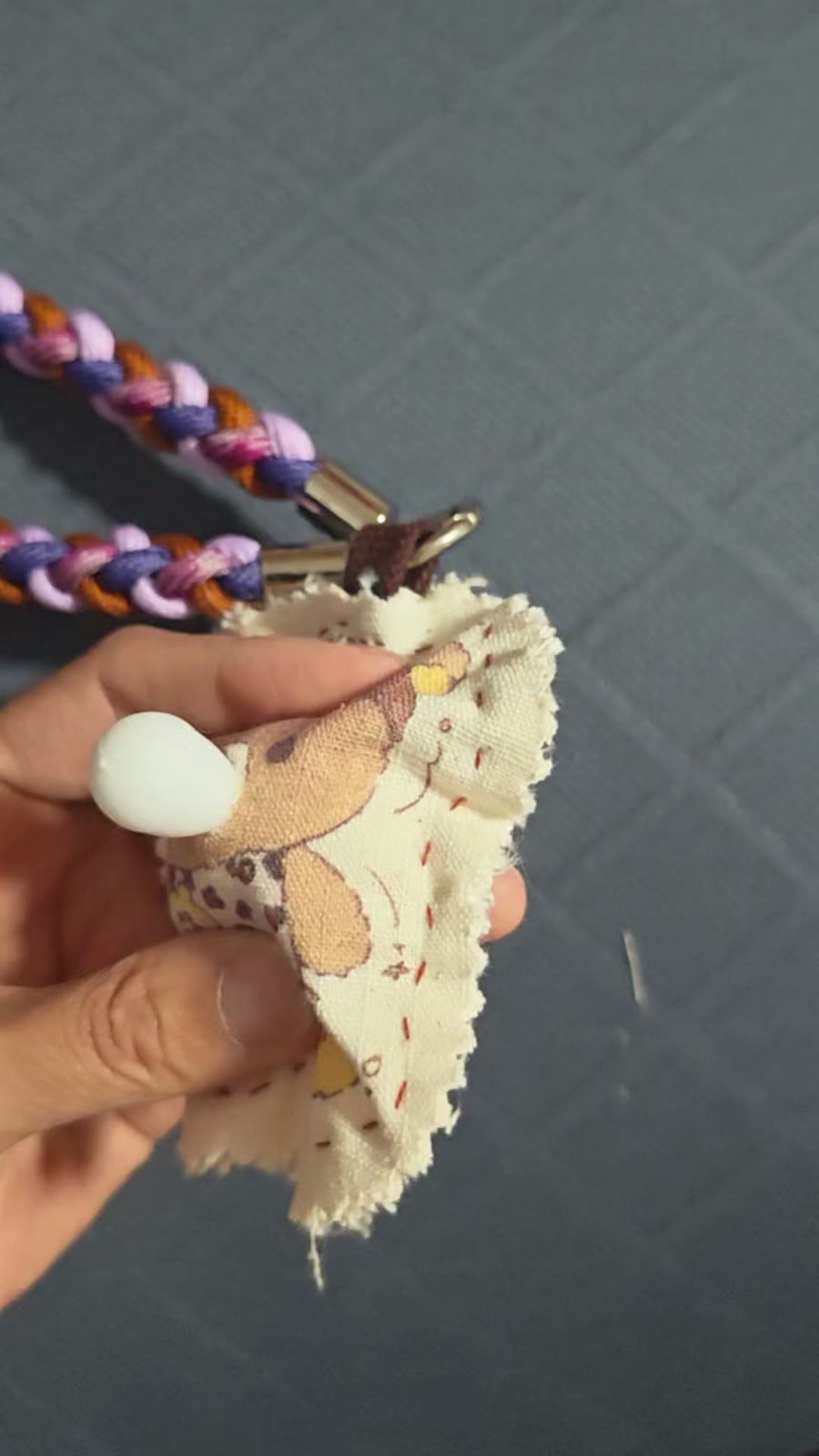 Handgemaakte aardstof poothhanger met zeepbelblazer