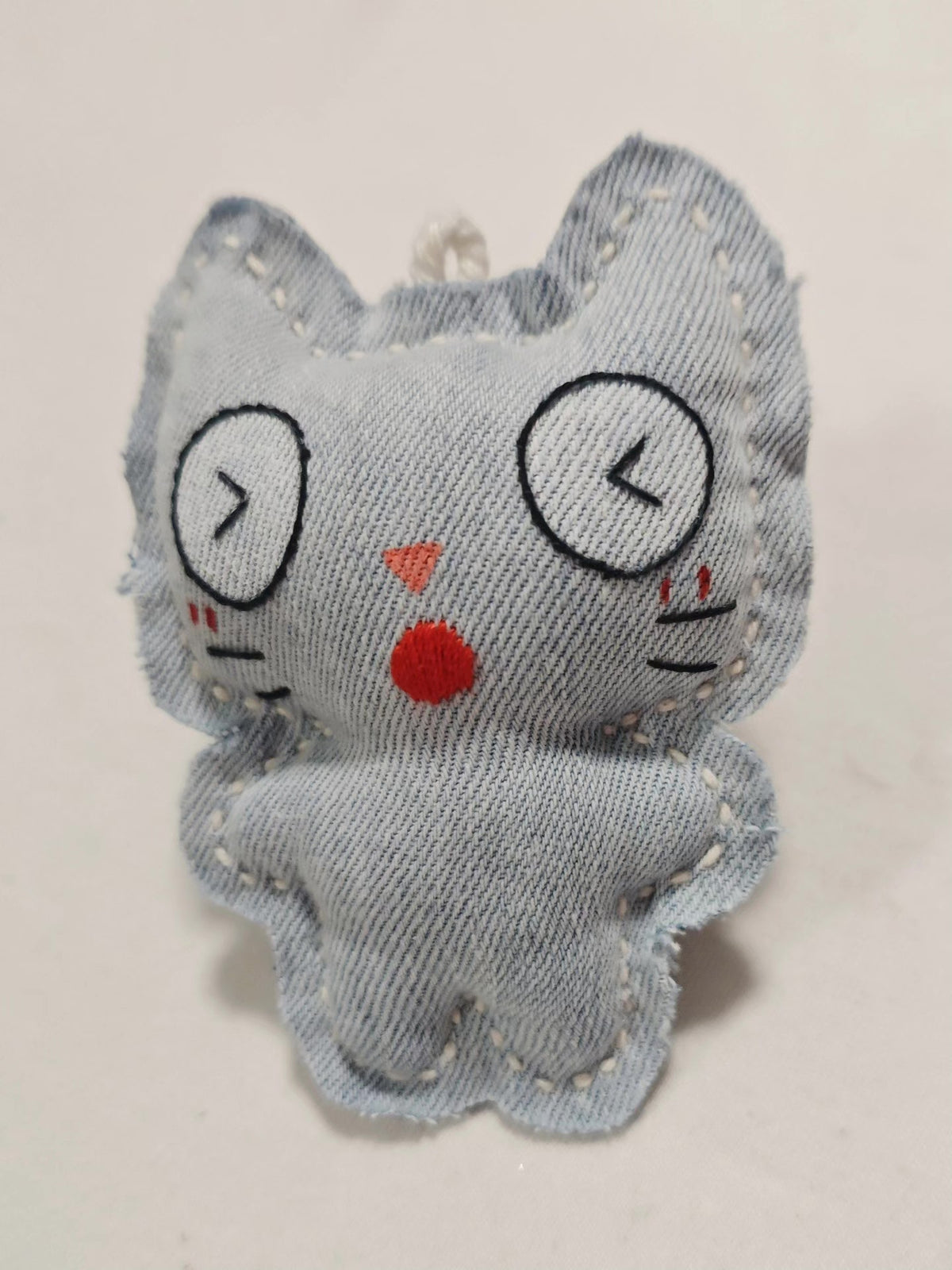 Handgefertigter Denim-Katzenanhänger aus Stoff