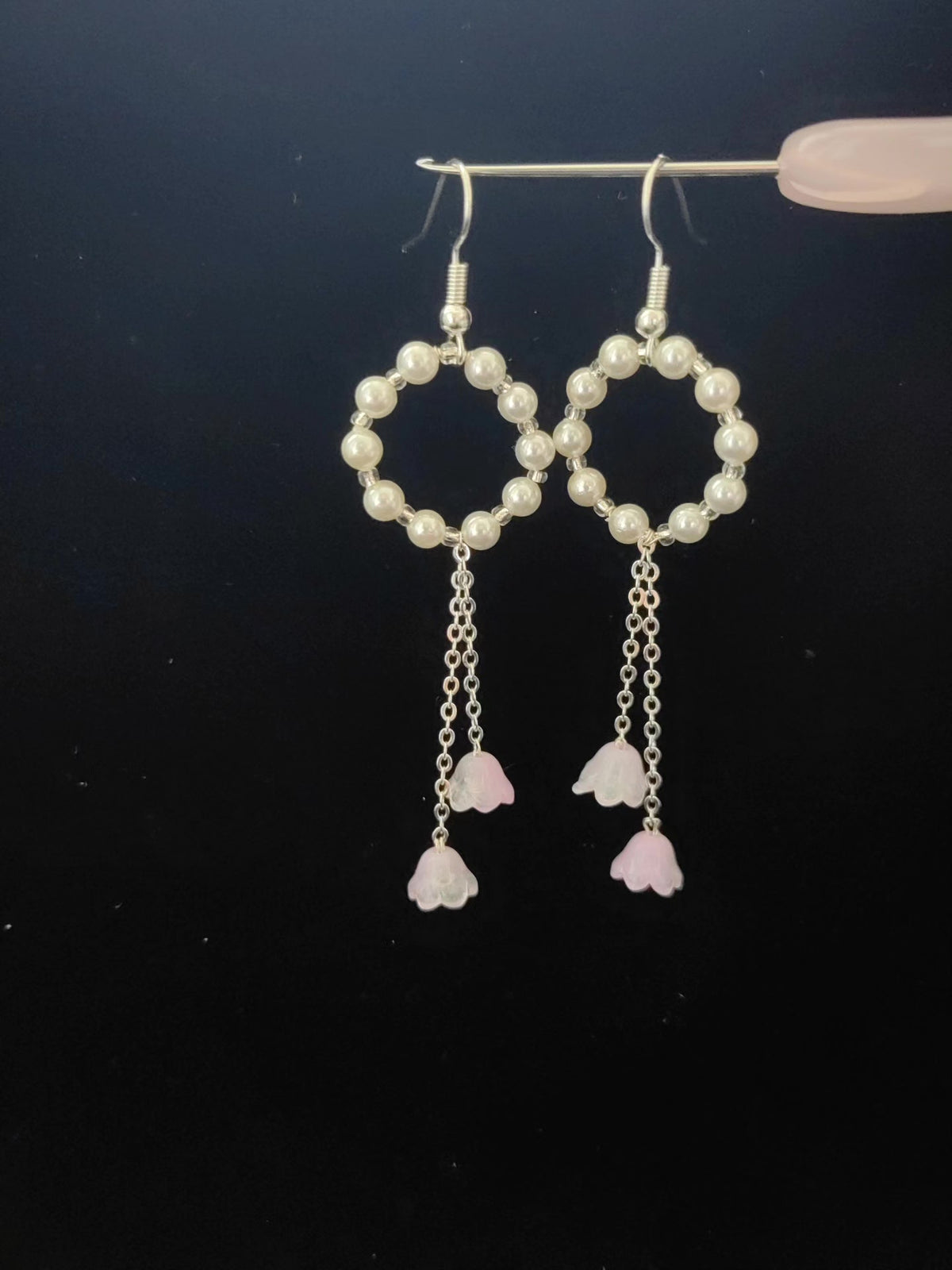 Pendientes colgantes de perlas y lirio de los caminos