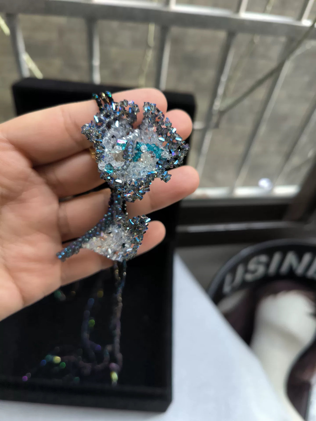 Collana lunga con pendente in cristallo iridescente