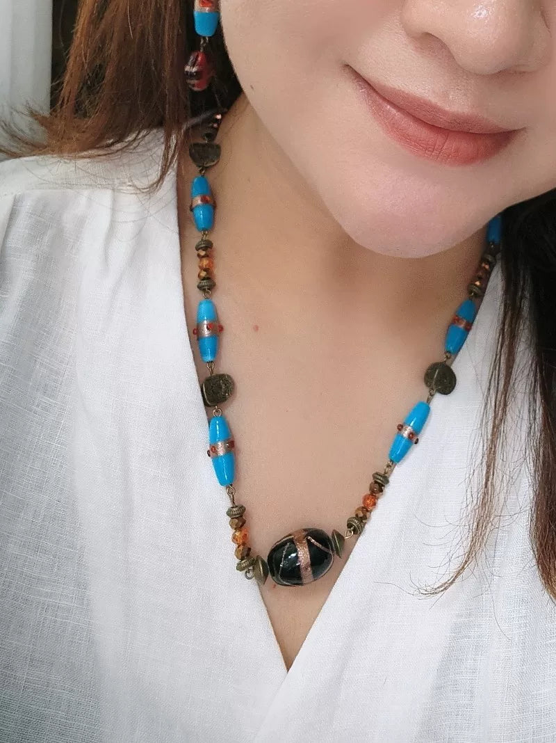 Ensemble collier et boucles d'oreilles en perles de verre bleu Klein