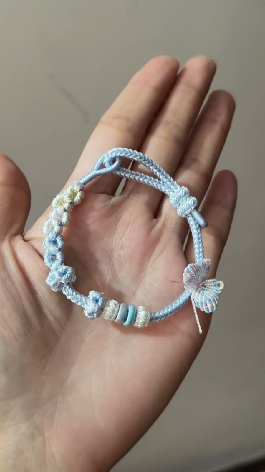 ハンドメイド ブルー＆ホワイトの編み込みレスレット 蝶と花