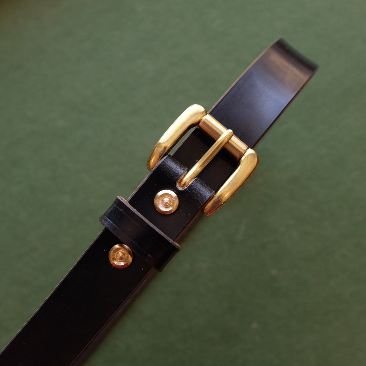 Cintura in pelle nera con fibbia in ottone