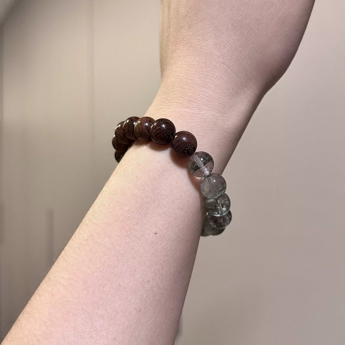 Perlenarmband aus grünem Phantomquarz und Sandelholz