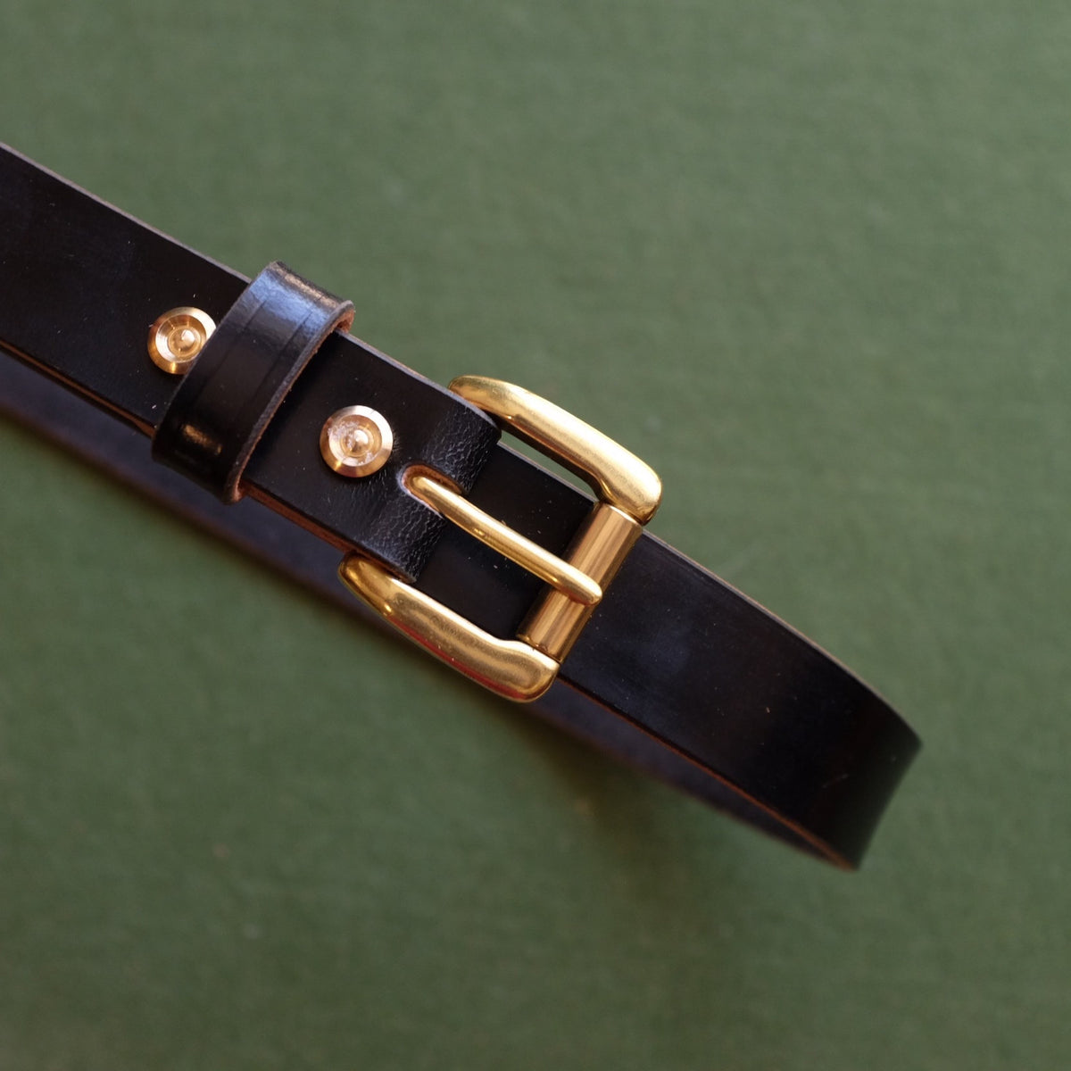 Cintura in pelle nera con fibbia in ottone