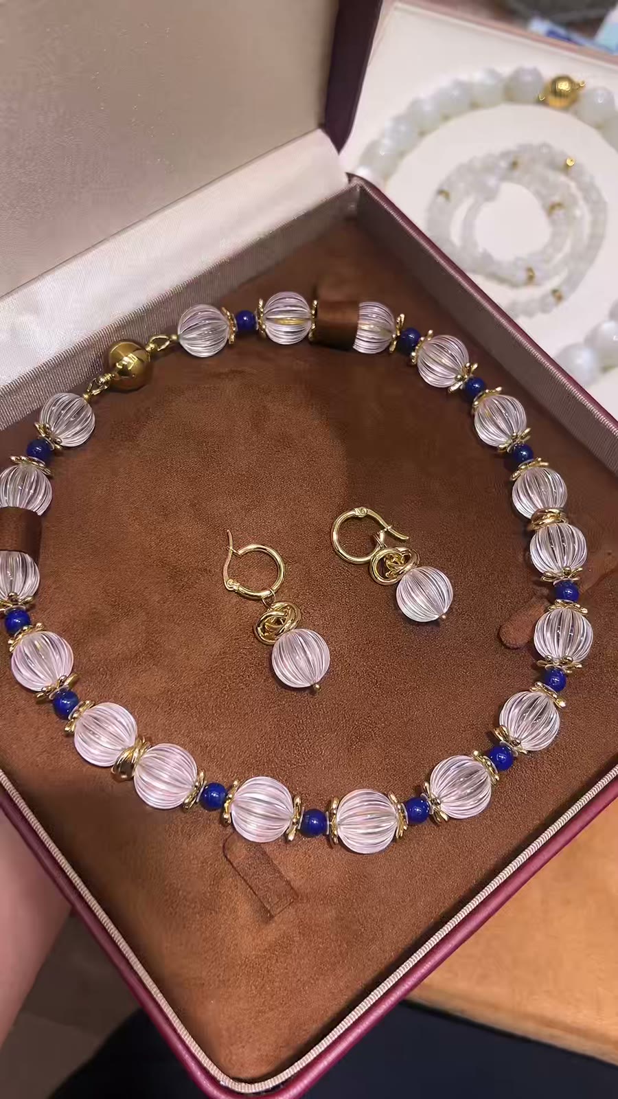 Collar de Quartzo Branco e Lapis-Lazúli Esculpido