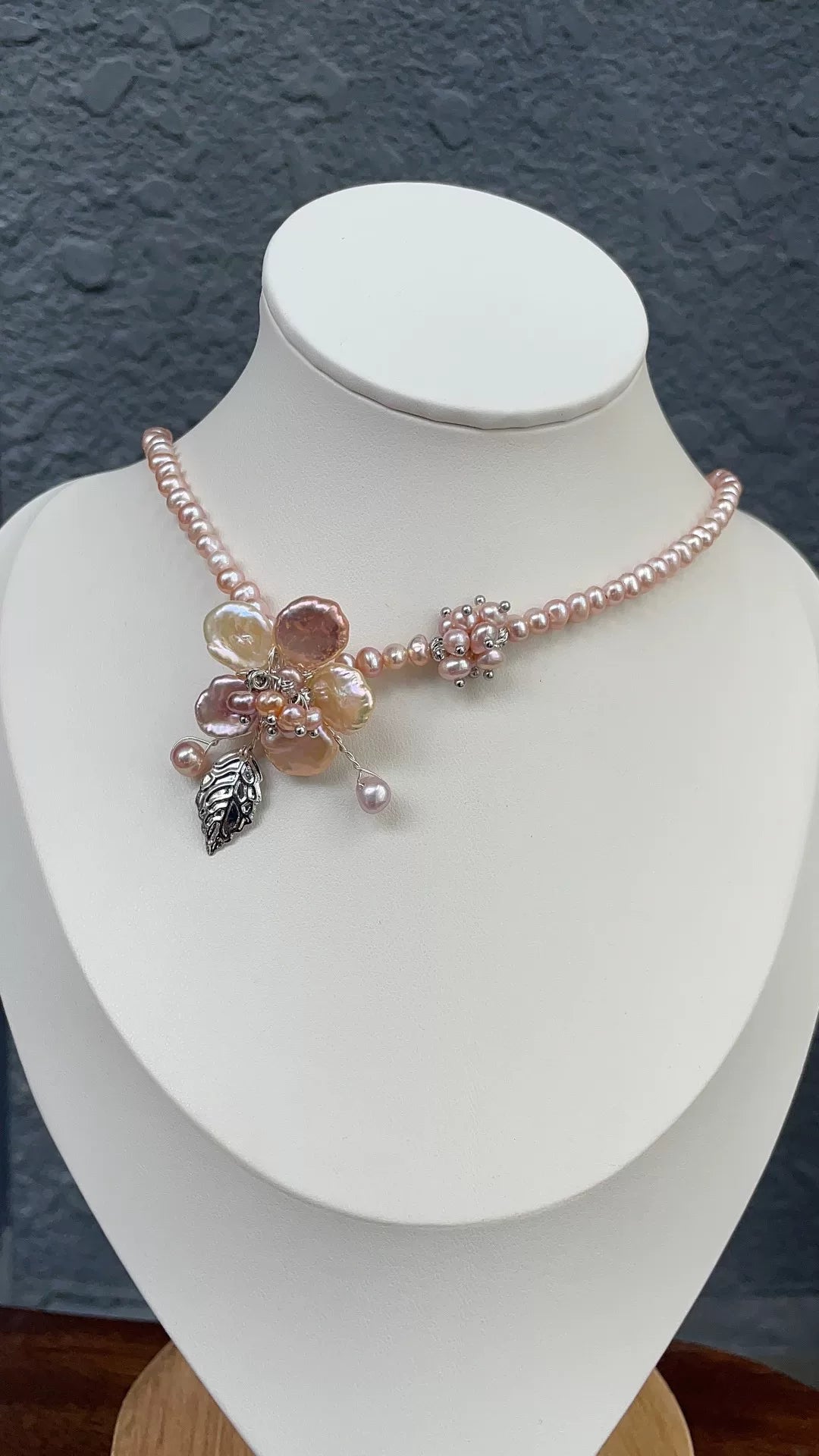 Collier fleur en perles baroque rose