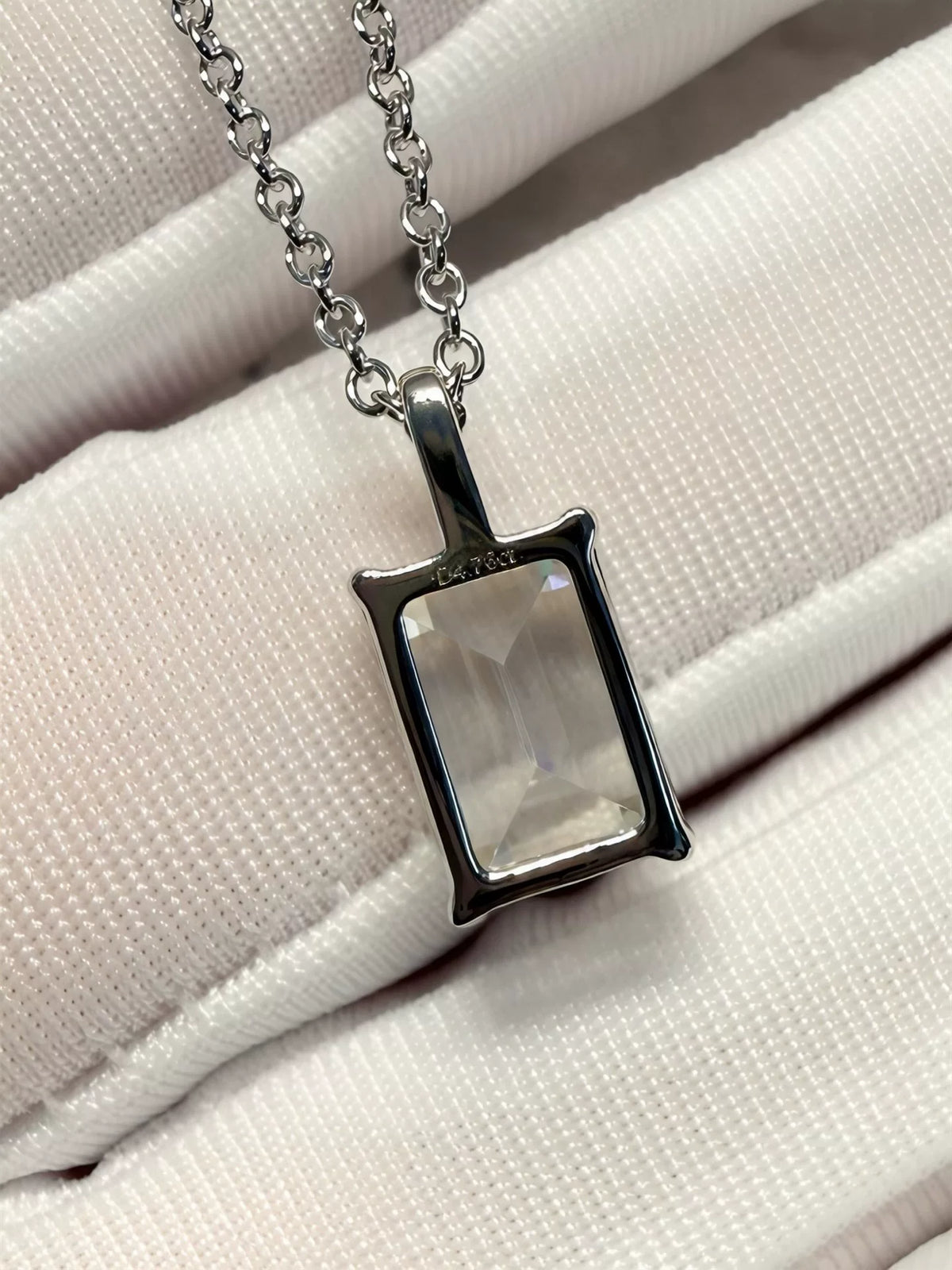 Colar de Diamante de Alto Carbono Corte Esmeralda V Gold