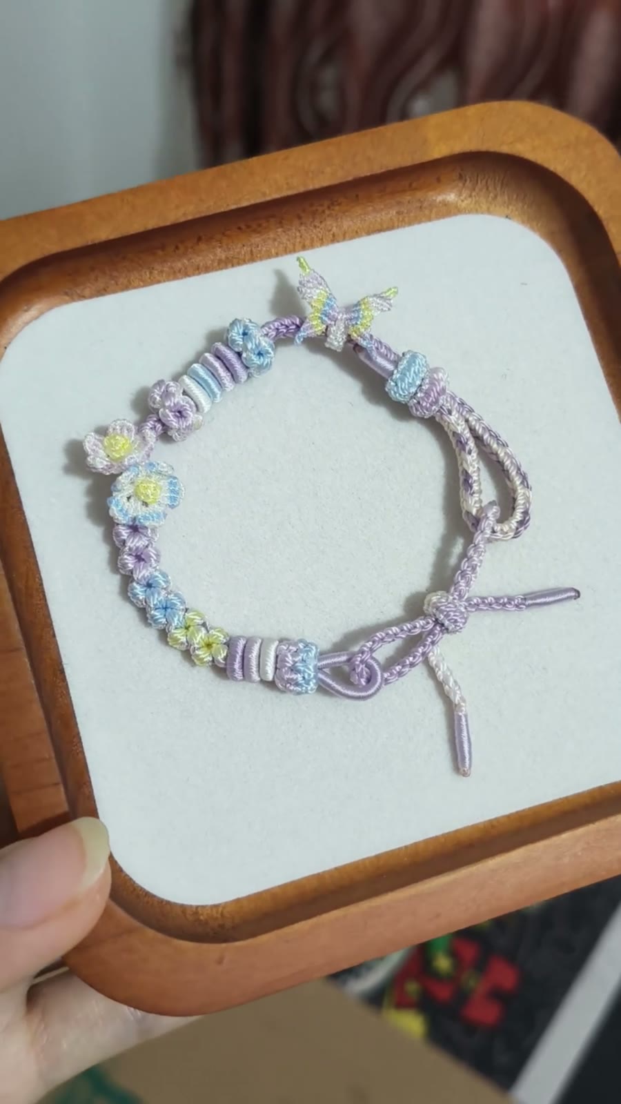 Handgeflochtenes Blumenarmband in Blau-Pink-Verlauf