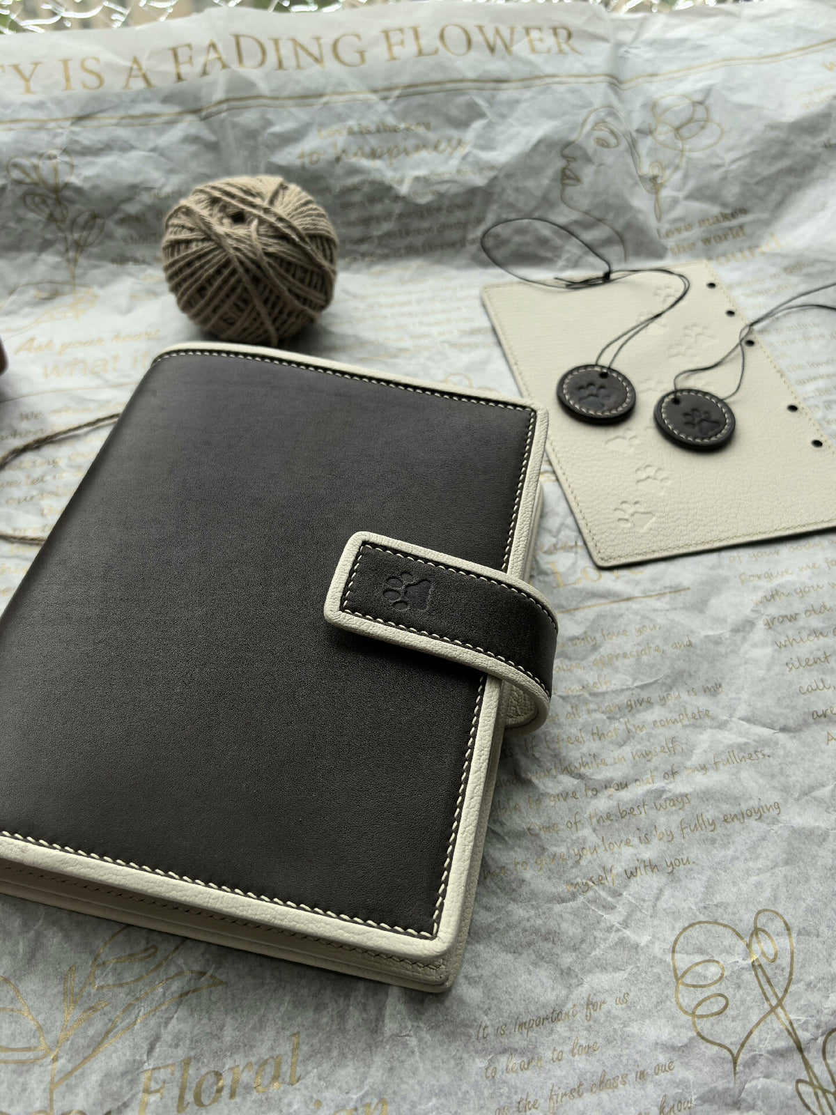 Classeur en cuir avec empreinte de patte embossée