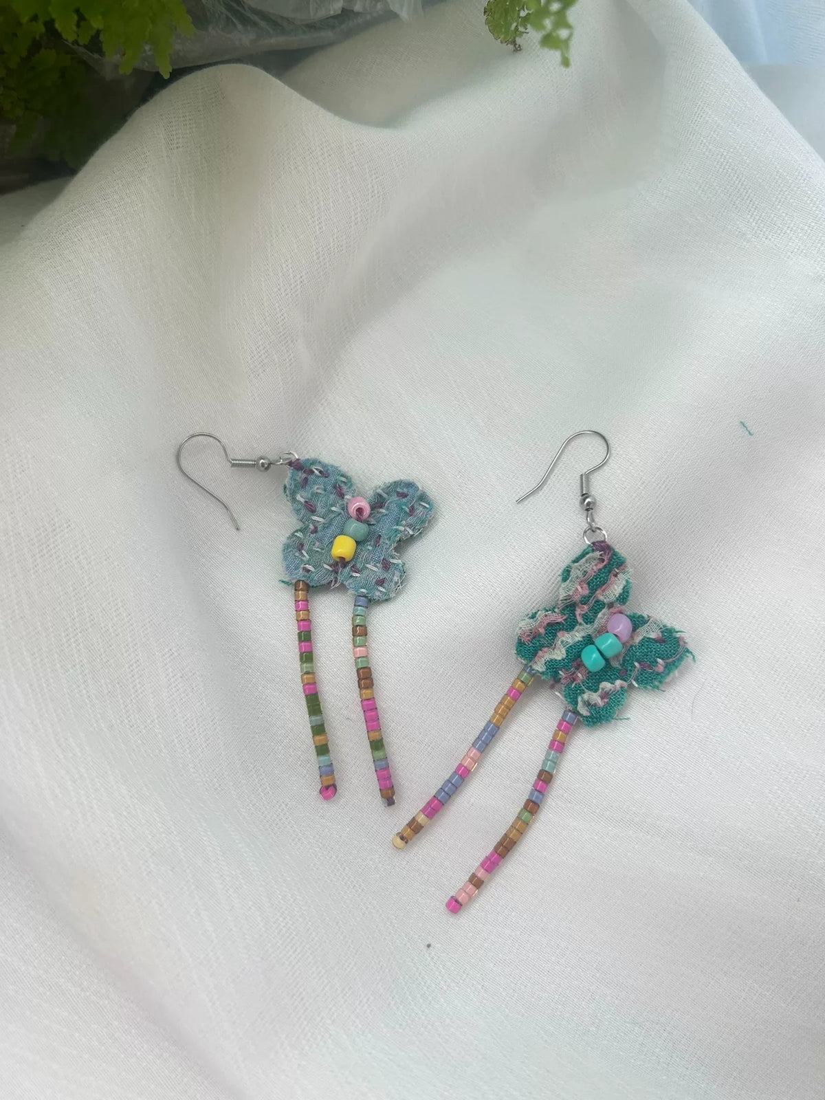 Boucles d'oreilles pendantes artisanales en tissu et perles