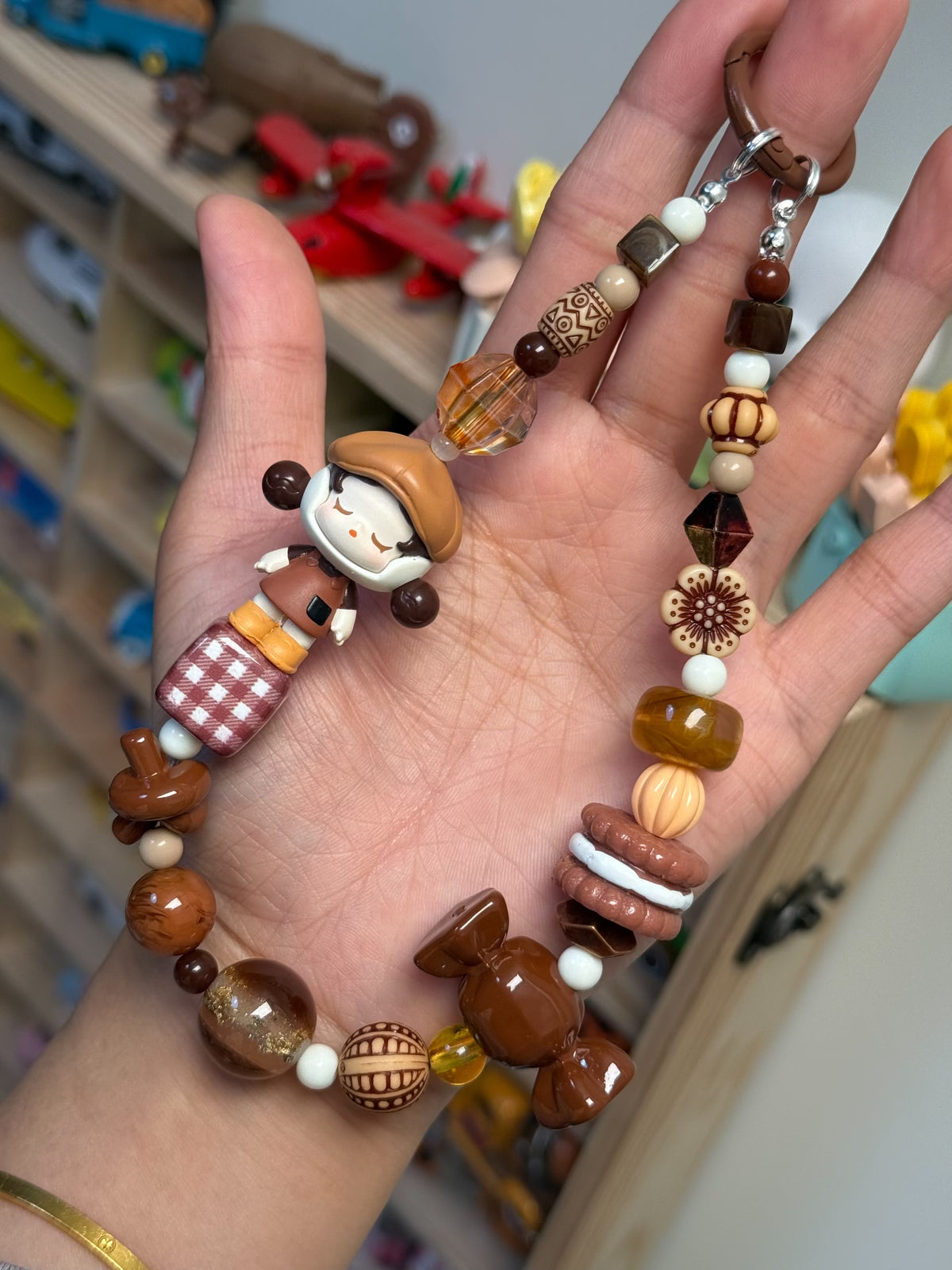 Colgante de cuentas con figura de niña de Coffee Factory