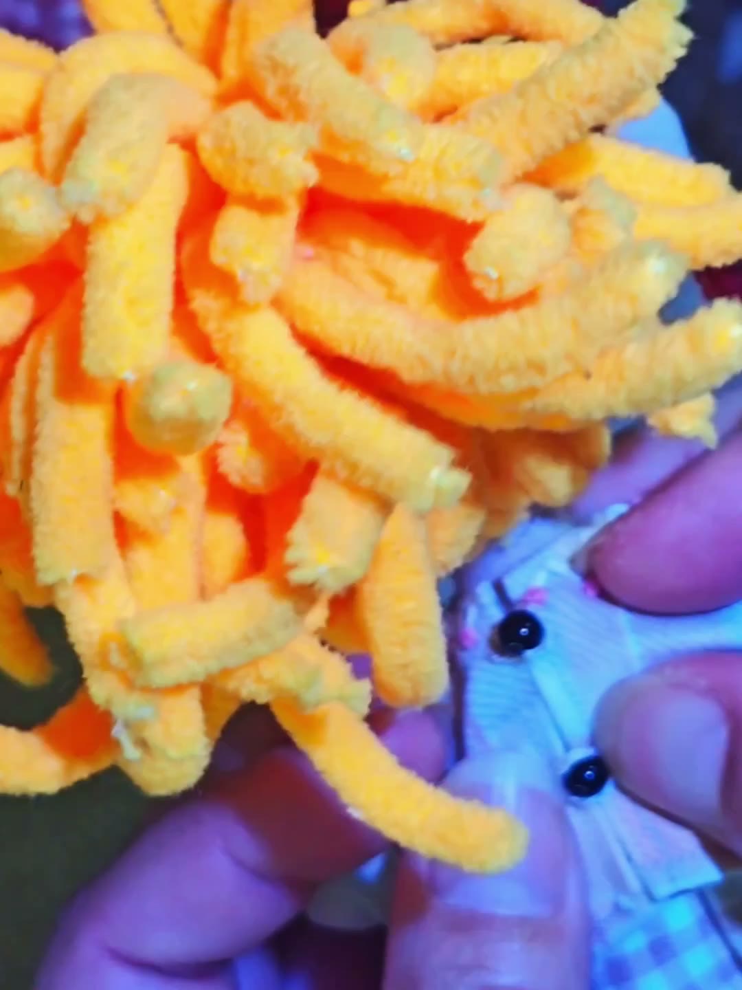 Chaveiro de Boneca de Tecido Artesanal com Cabelo Dorado