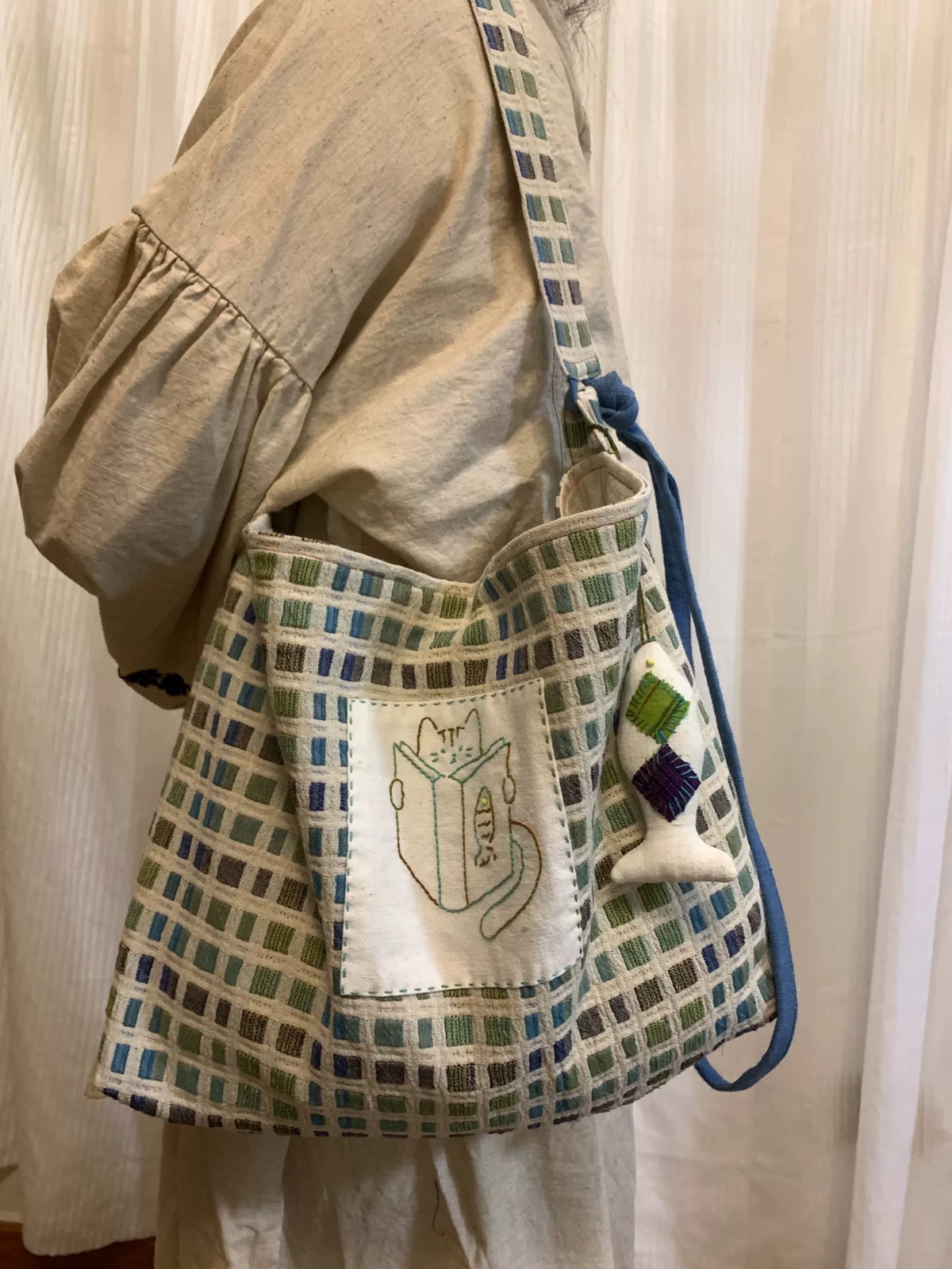 Borsa a tracolla artigianale in cotone e lino con gatto ricamato