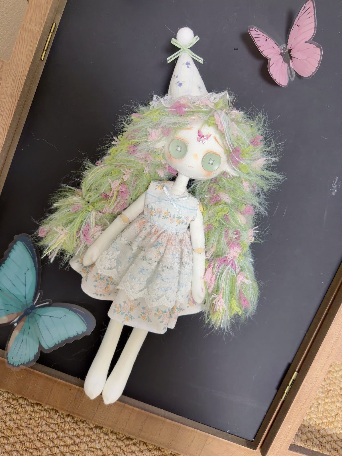 Boneca de Pano Feita à Mão com Botões Verdes