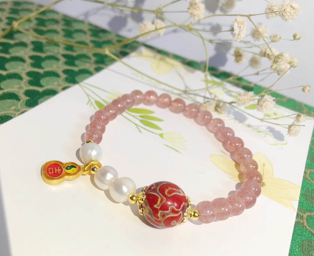 Pulsera de cuentas de cuarzo fresa con dije de laca