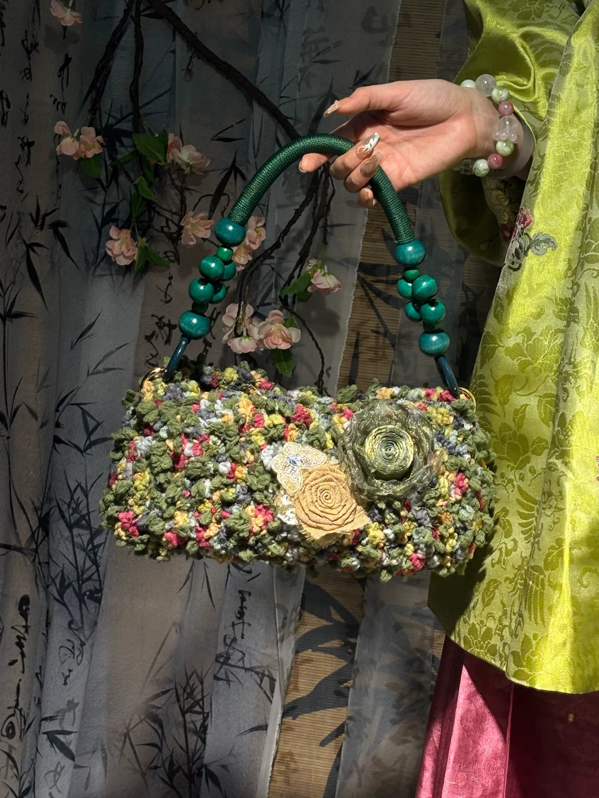 Virkad handväska med blomapplikationer