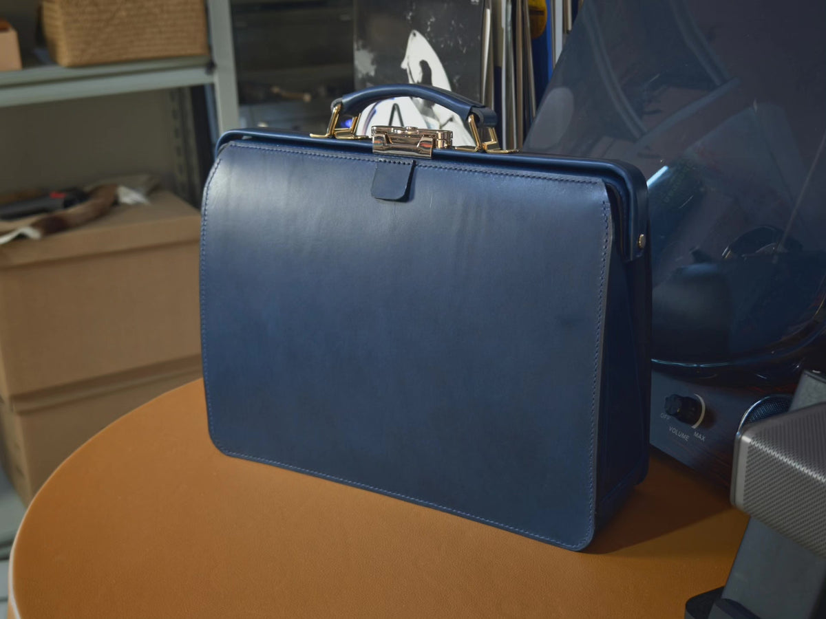 Borsa da medico in pelle blu navy fatta a mano