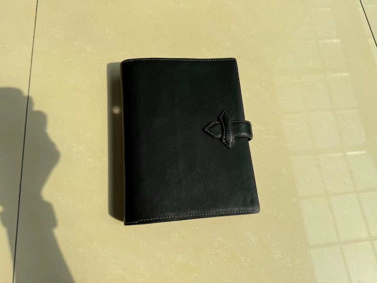 Schwarze A5-Ringbuchhülle aus Leder