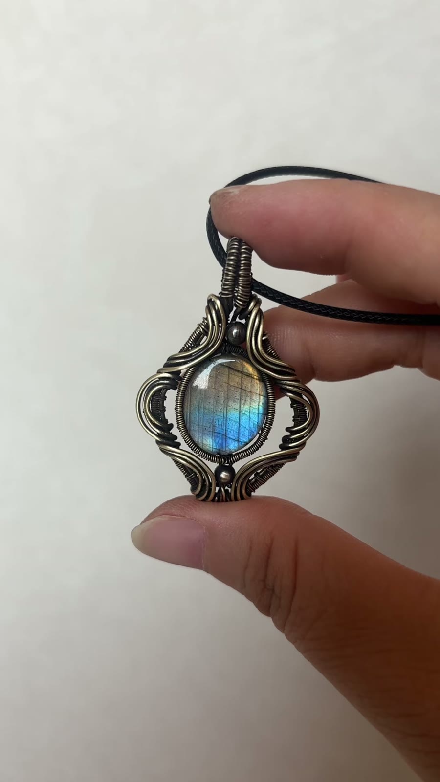 Collier Pendentif en Labradorite et Fil Torsadé
